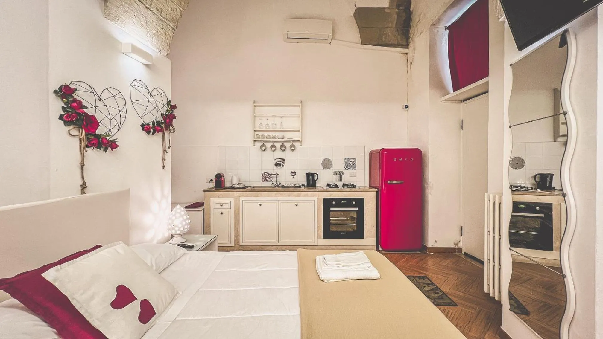 Kitchen or kitchenette, Bed in Cadelli Luxury Suite & Apartments