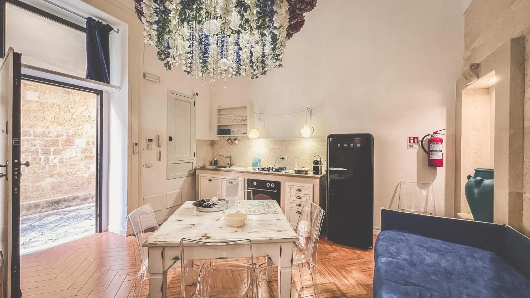 Kitchen or kitchenette in Cadelli Luxury Suite & Apartments