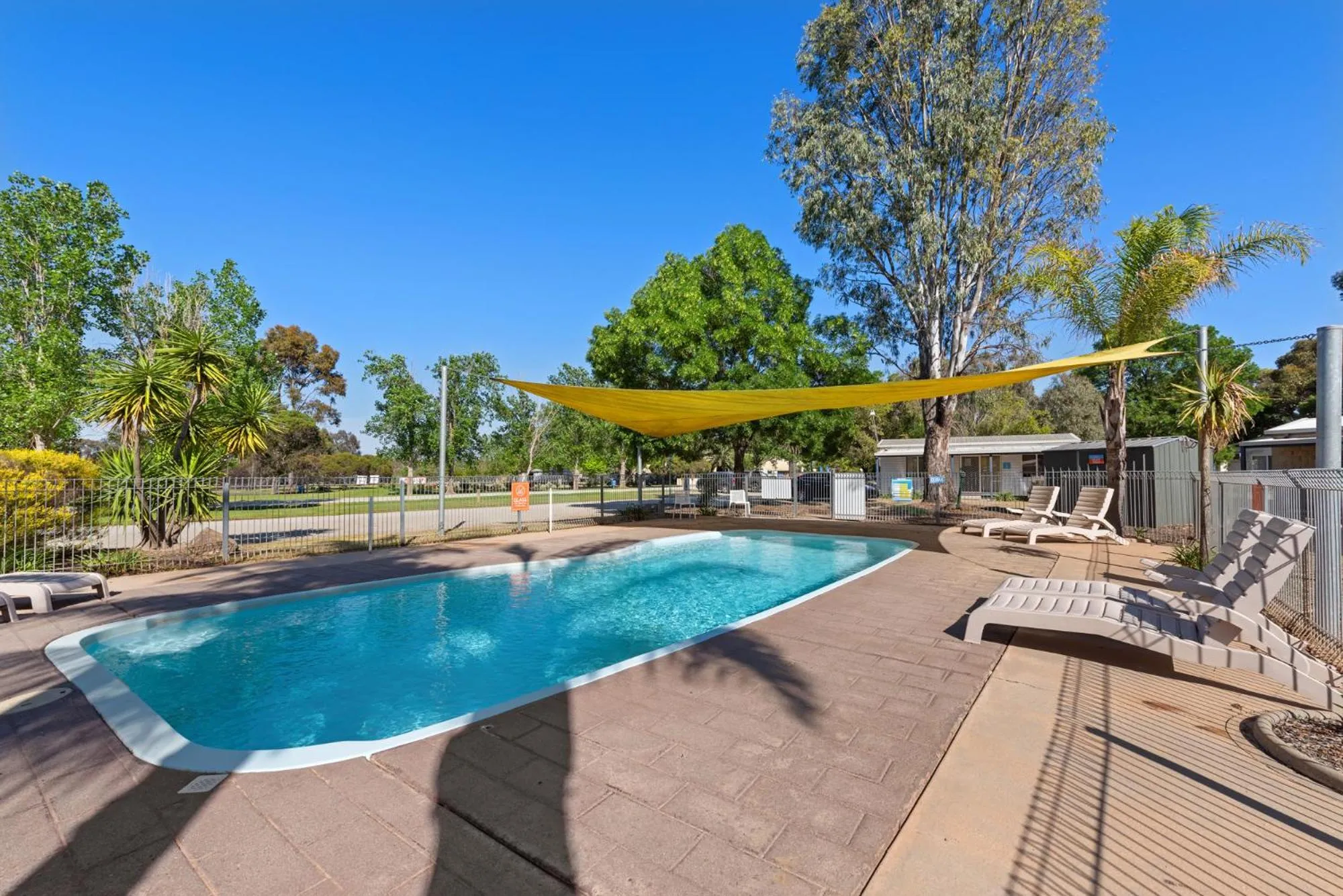 Swimming pool in Discovery Parks - Moama West