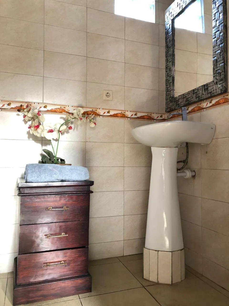 Bathroom in Kerti Beach Bungalow and Restaurant