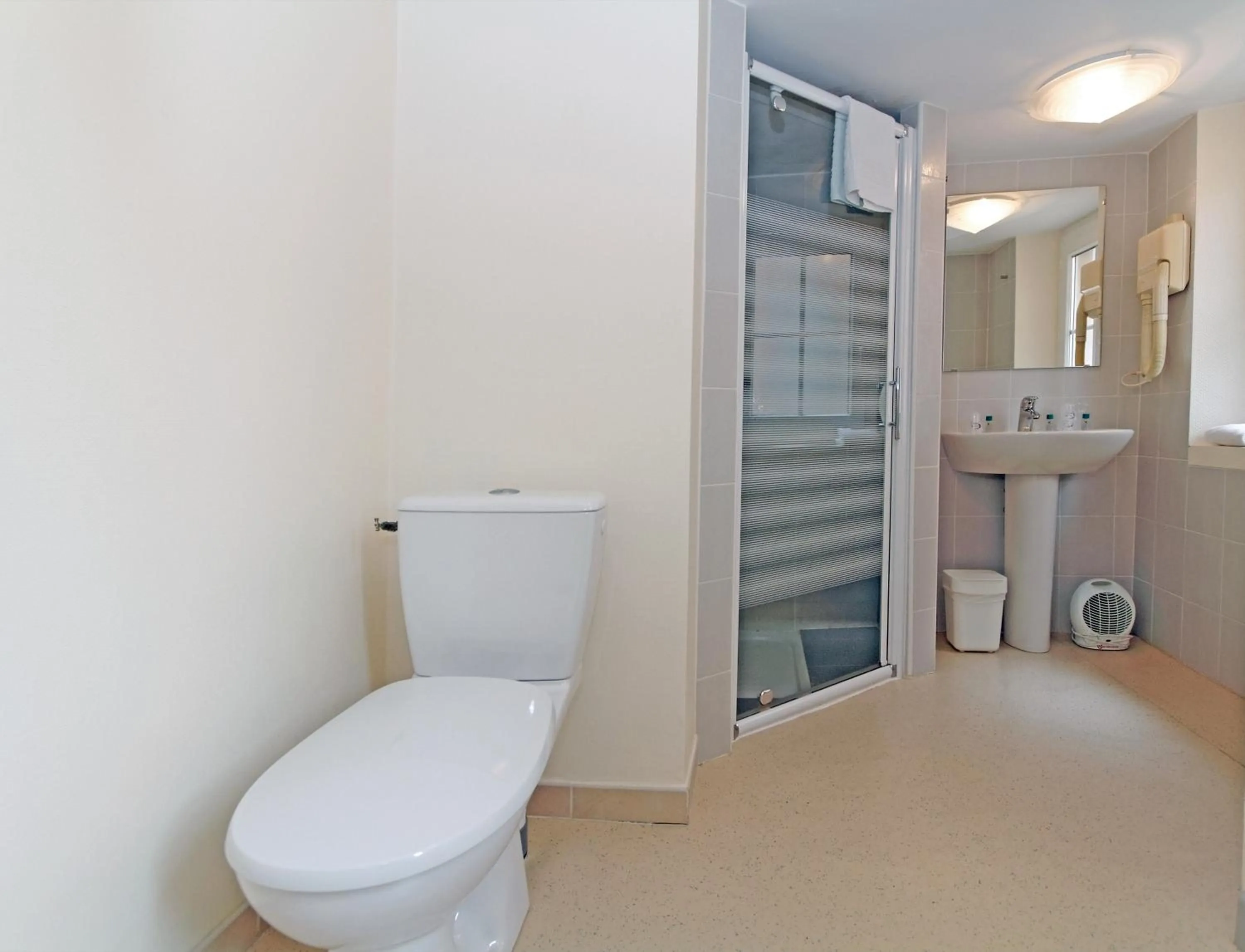 Bathroom in Hôtel du Vigan