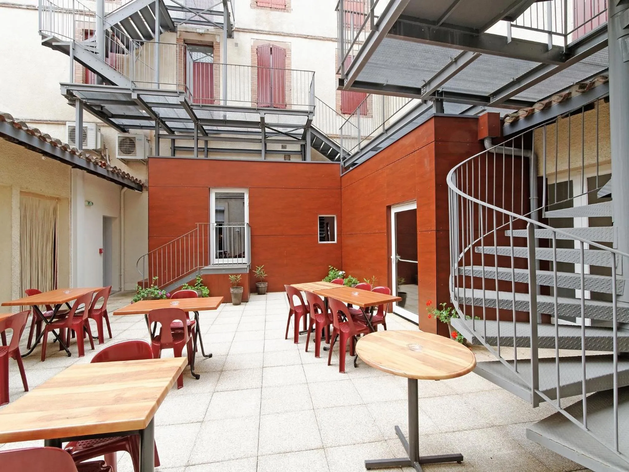 Patio in Hôtel du Vigan