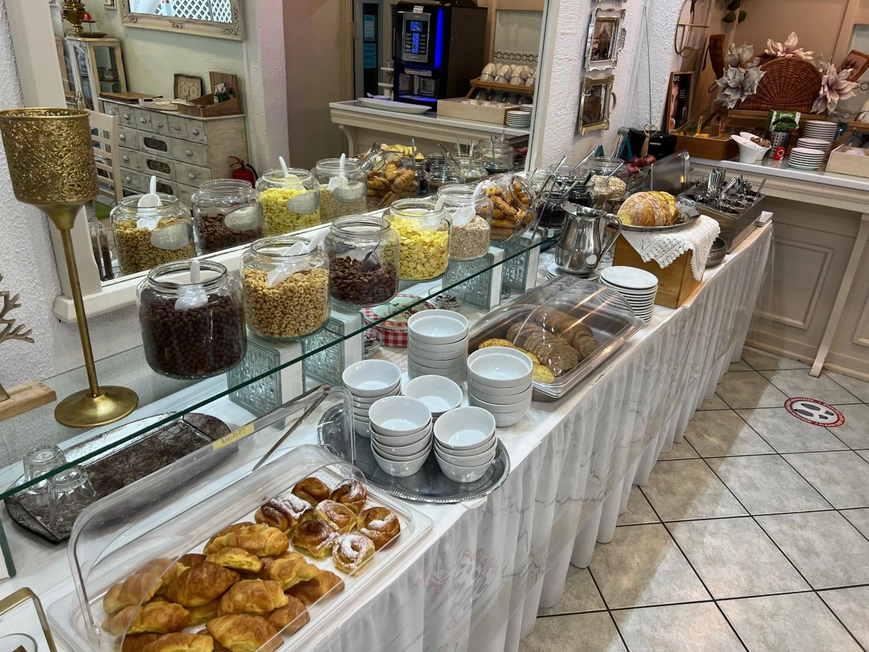 Restaurant/places to eat in Thalia deco City & Beach Hotel