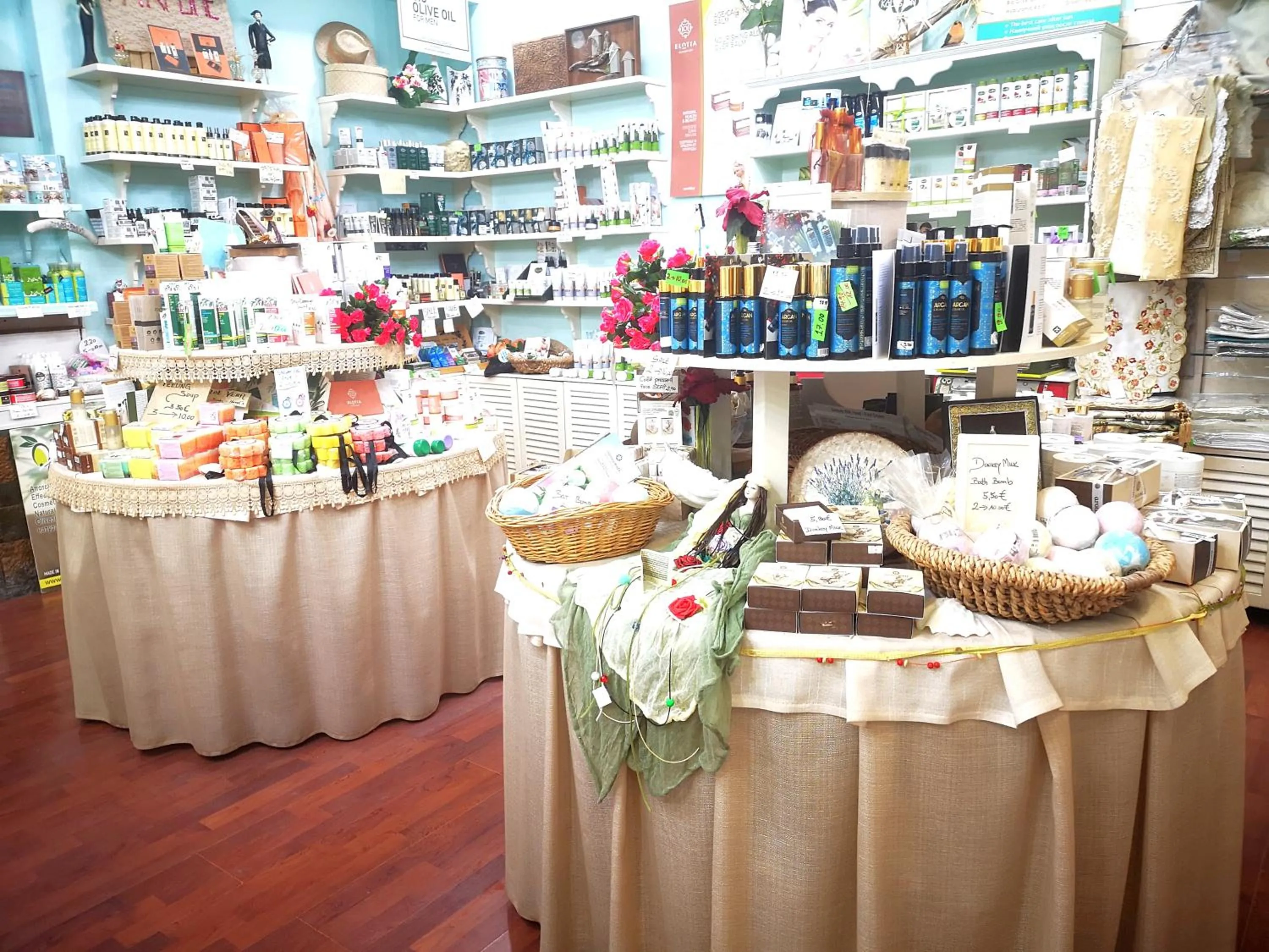 On-site shops in Thalia deco City & Beach Hotel