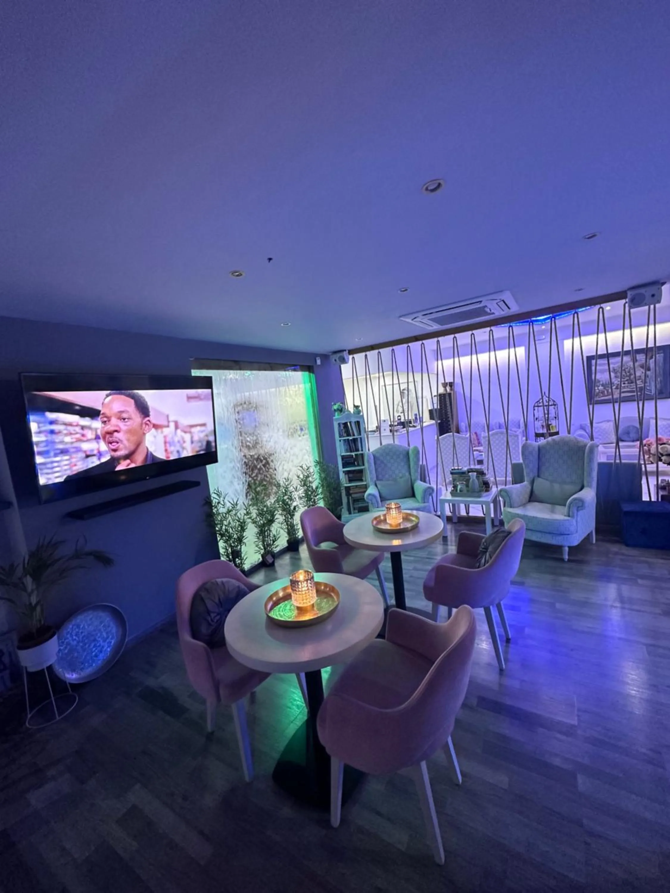 Communal lounge/ TV room in Thalia deco City & Beach Hotel