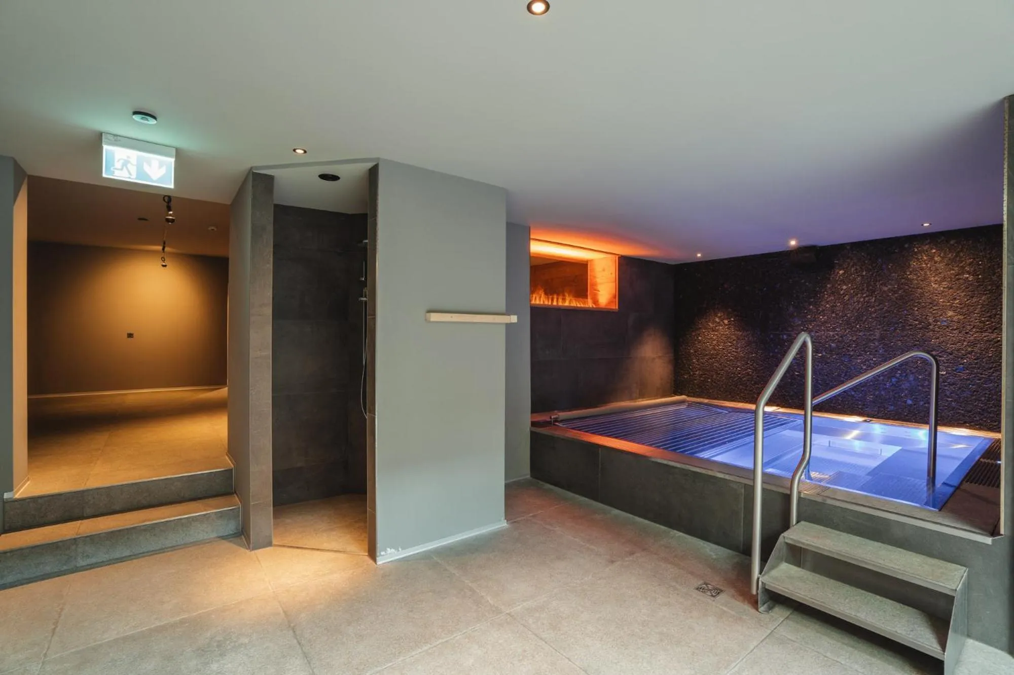 Hot Tub, Bed in Hotel Matterhornblick