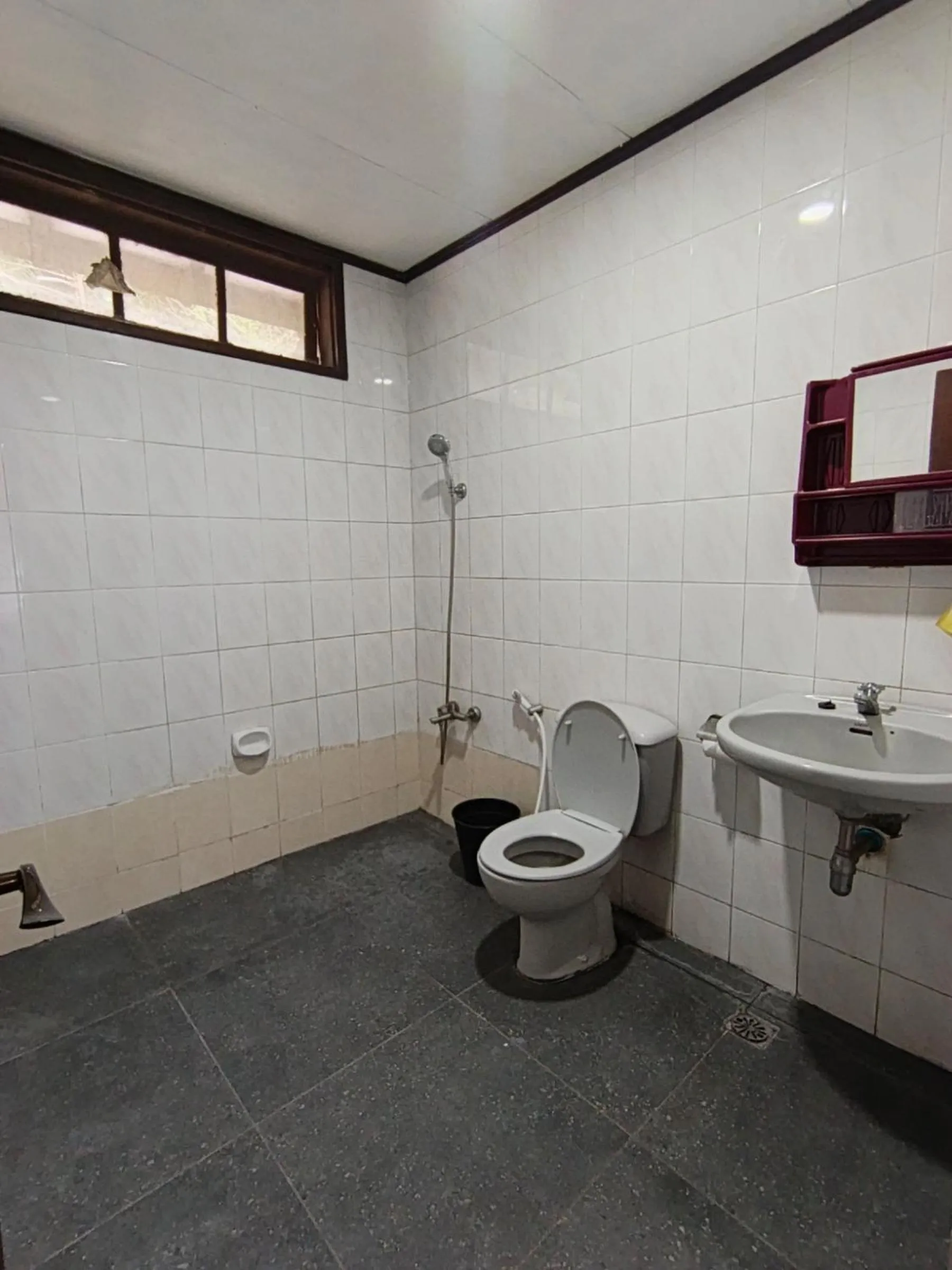 Bathroom in Hotel Pandu Lakeside Tuktuk