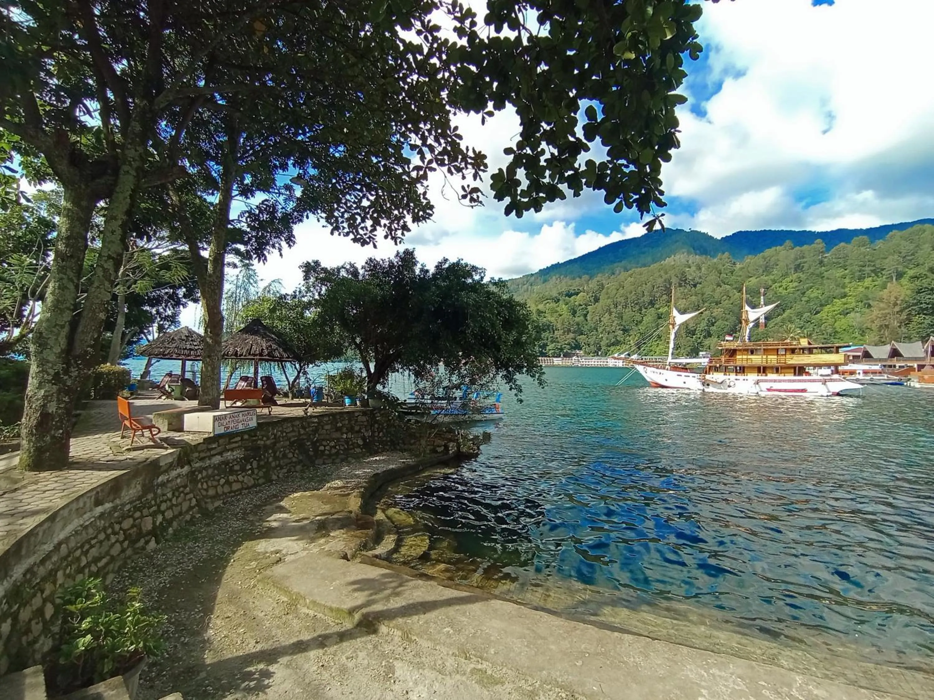 Pandu Lakeside Hotel Parapat