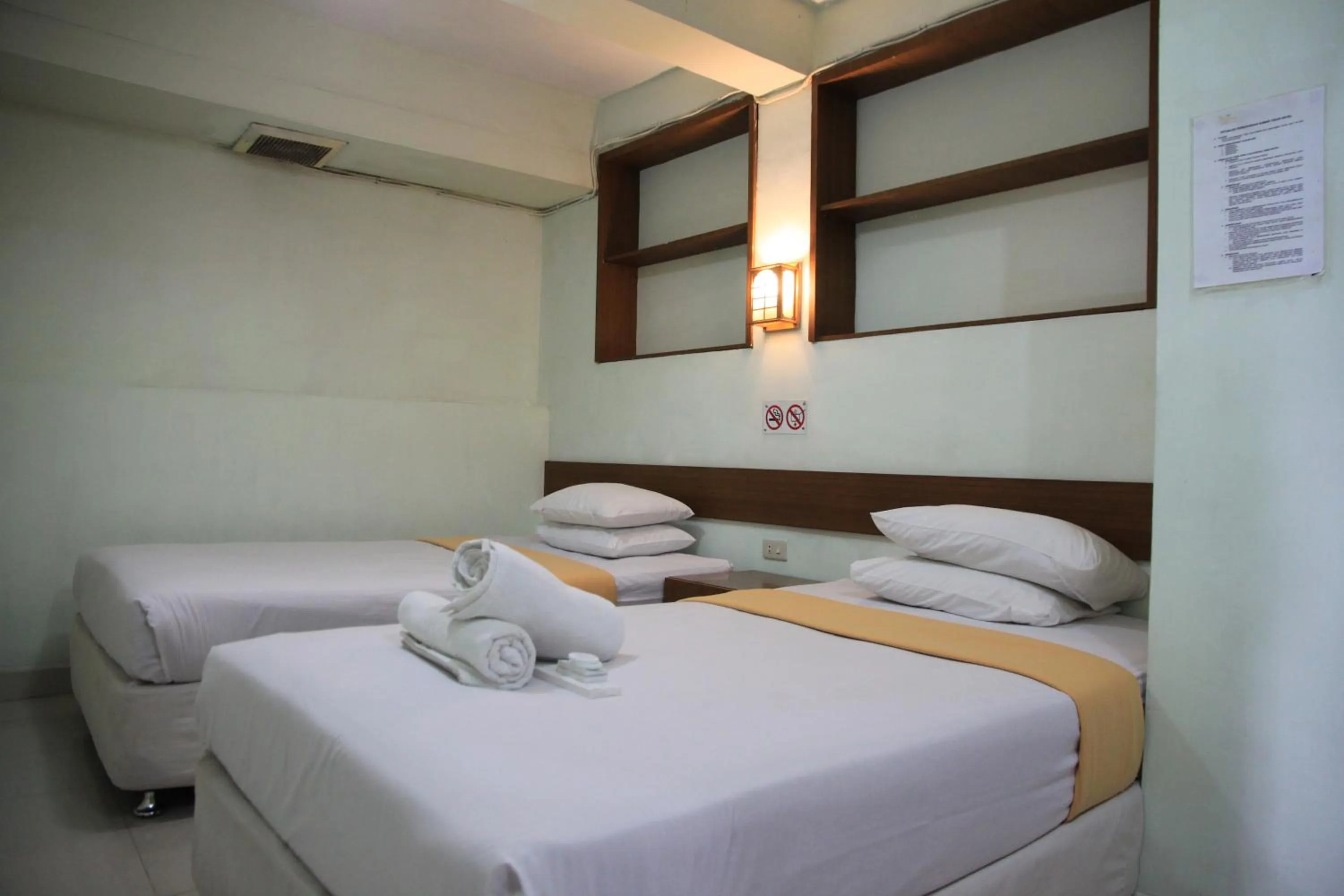 Bed in Pandu Lakeside Hotel Parapat