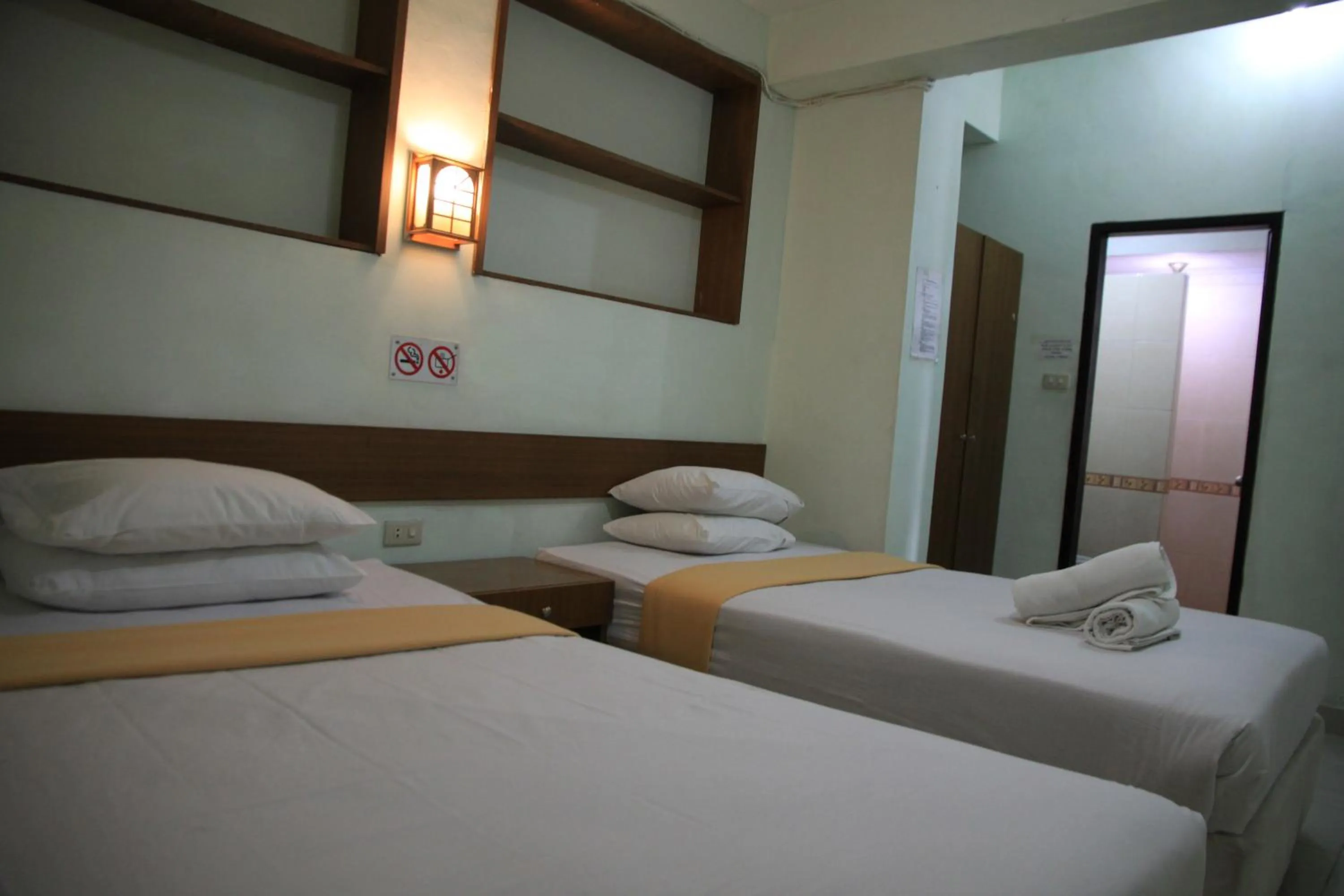 Bed in Pandu Lakeside Hotel Parapat
