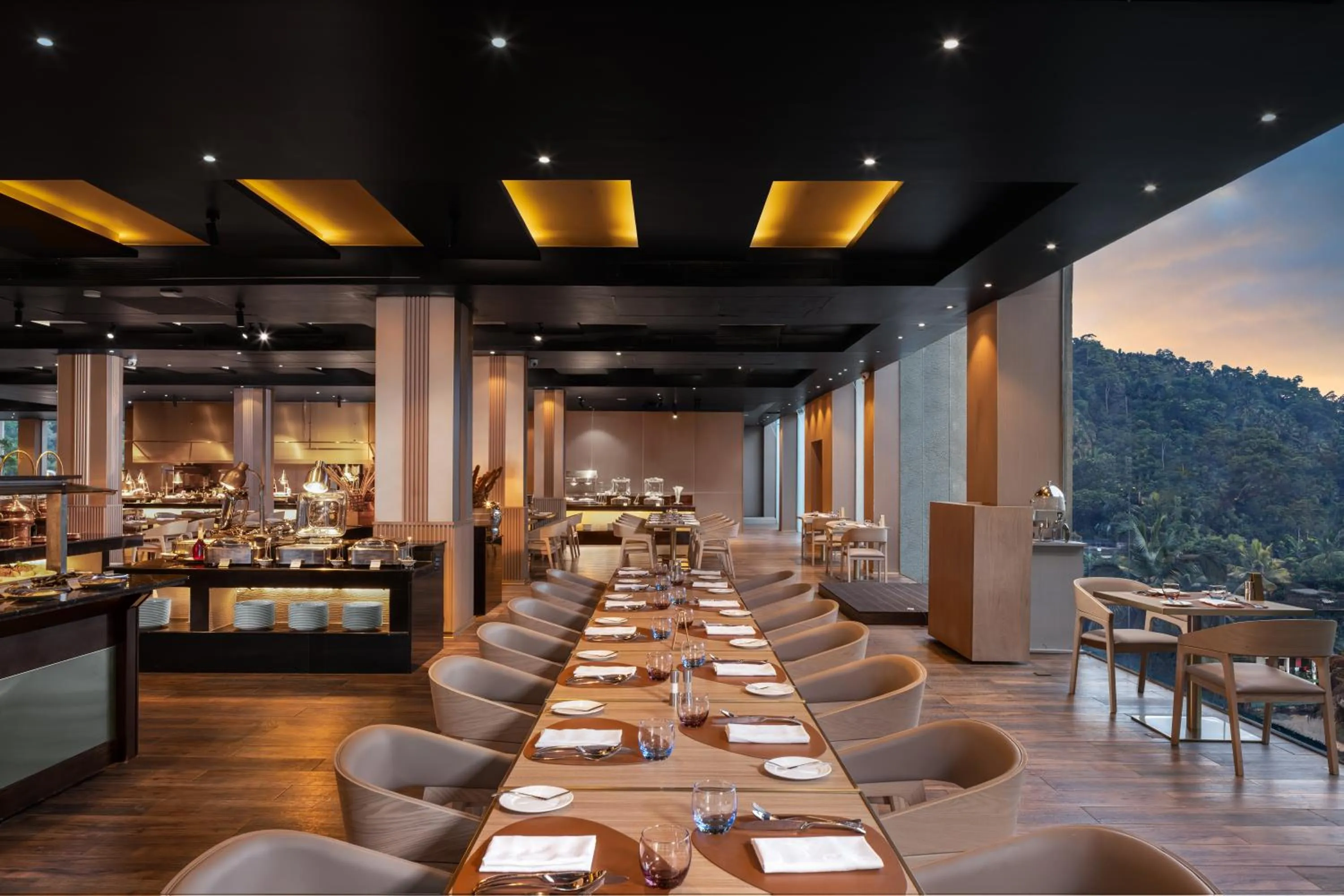 Restaurant/places to eat in The Golden Crown Hotel