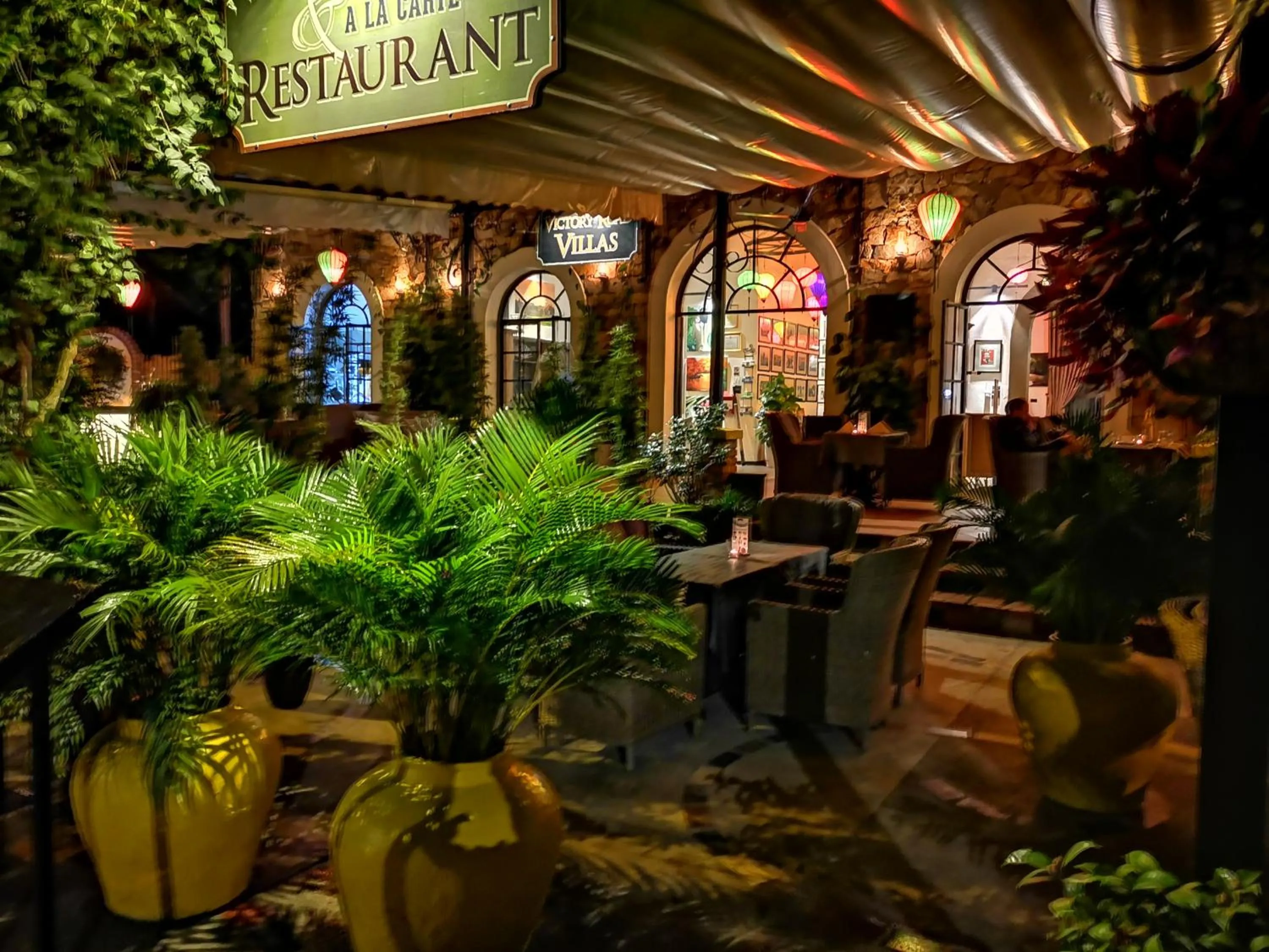 Restaurant/places to eat in Victory Road Villas