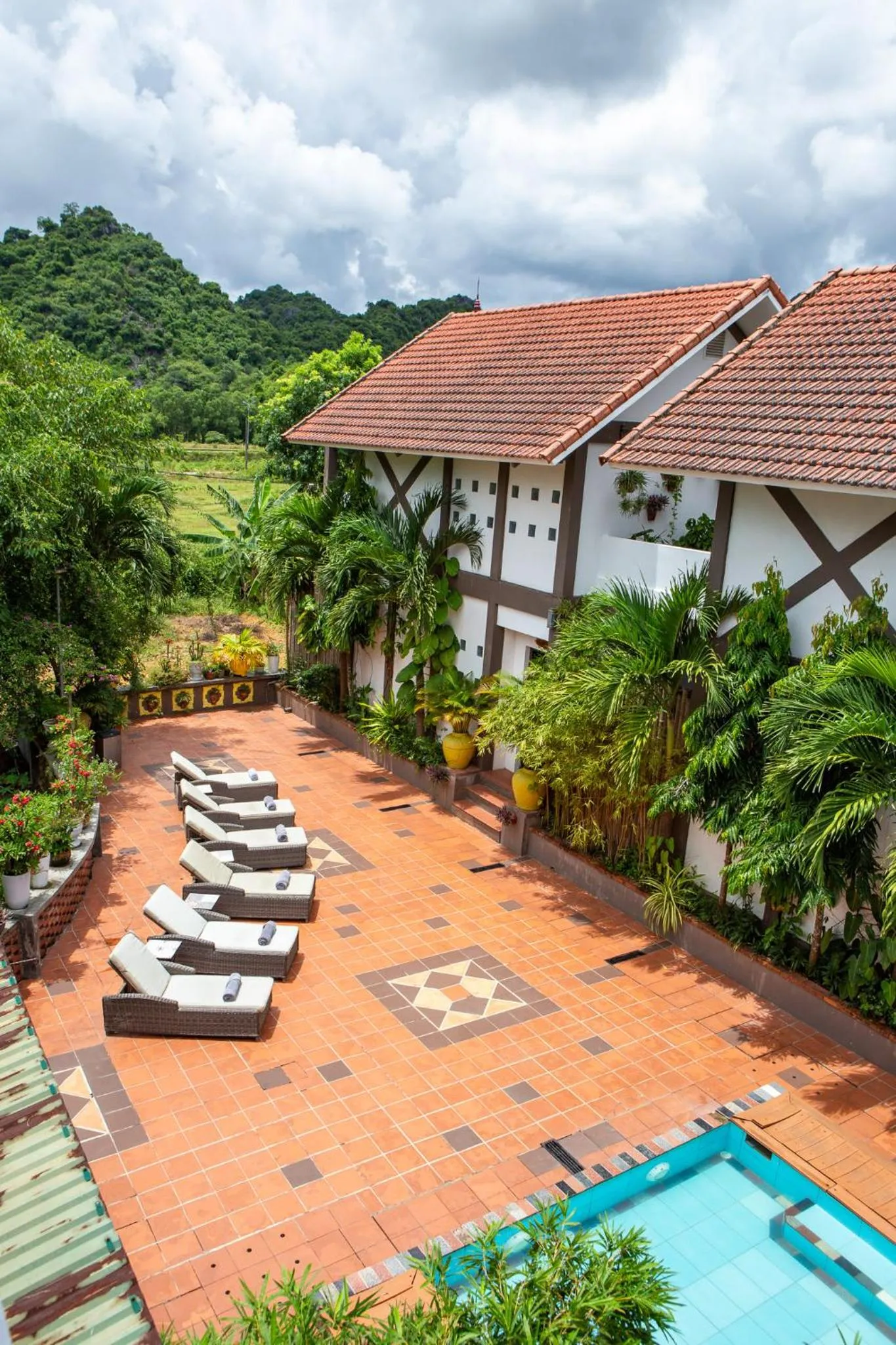 Day in Victory Road Villas