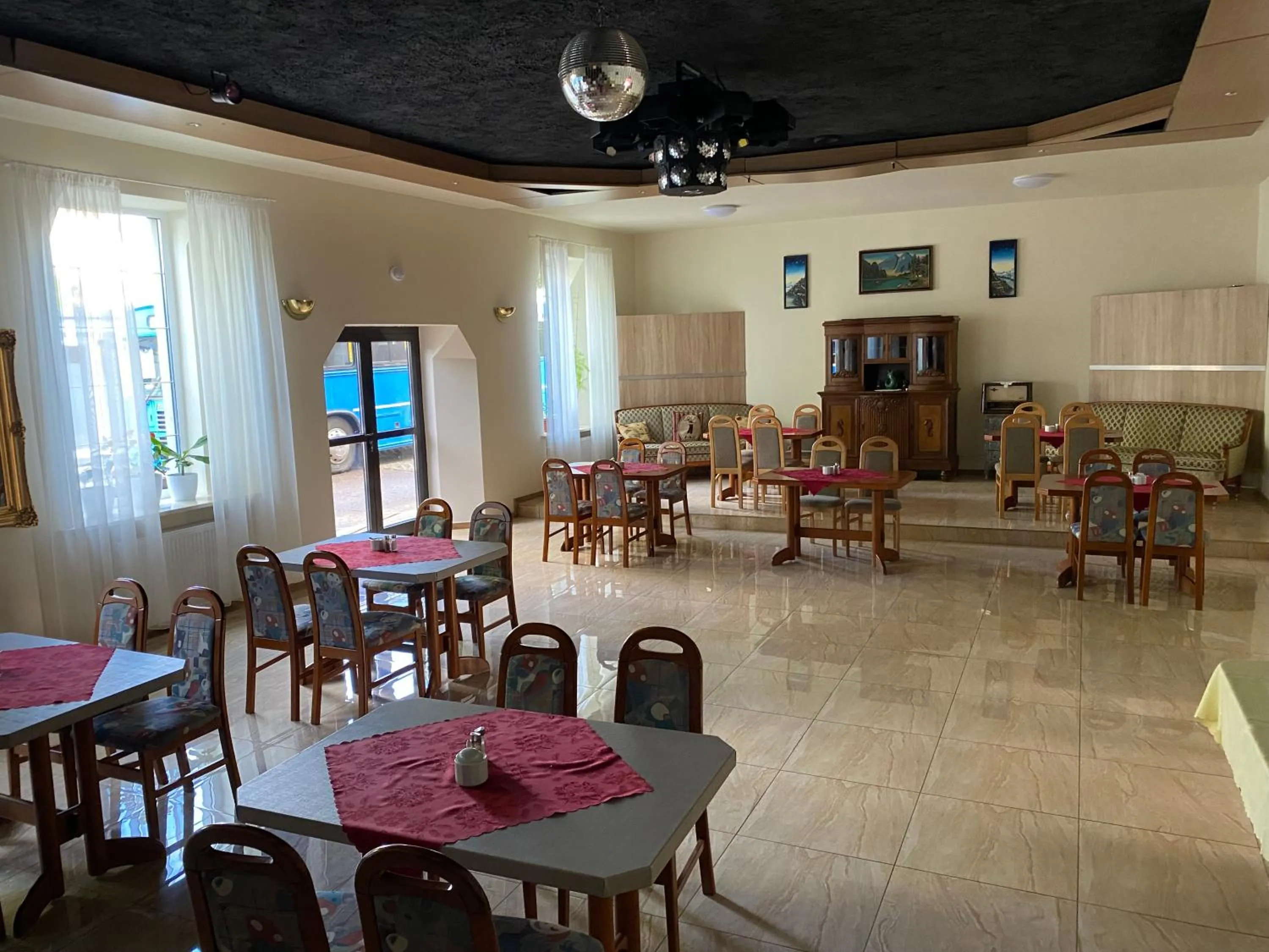 Restaurant/places to eat in Titanic