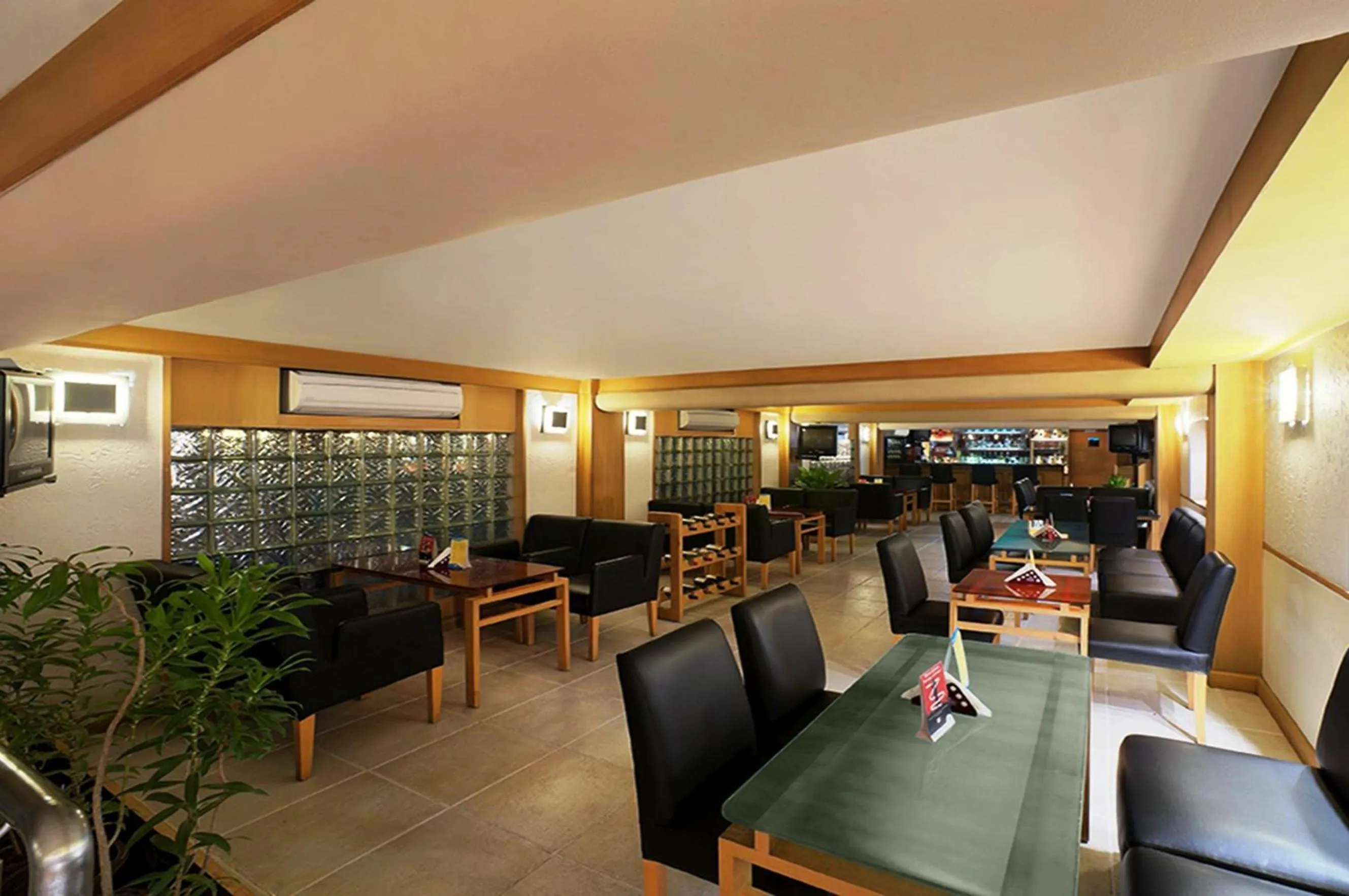 Lounge or bar in Radha Regent, Chennai