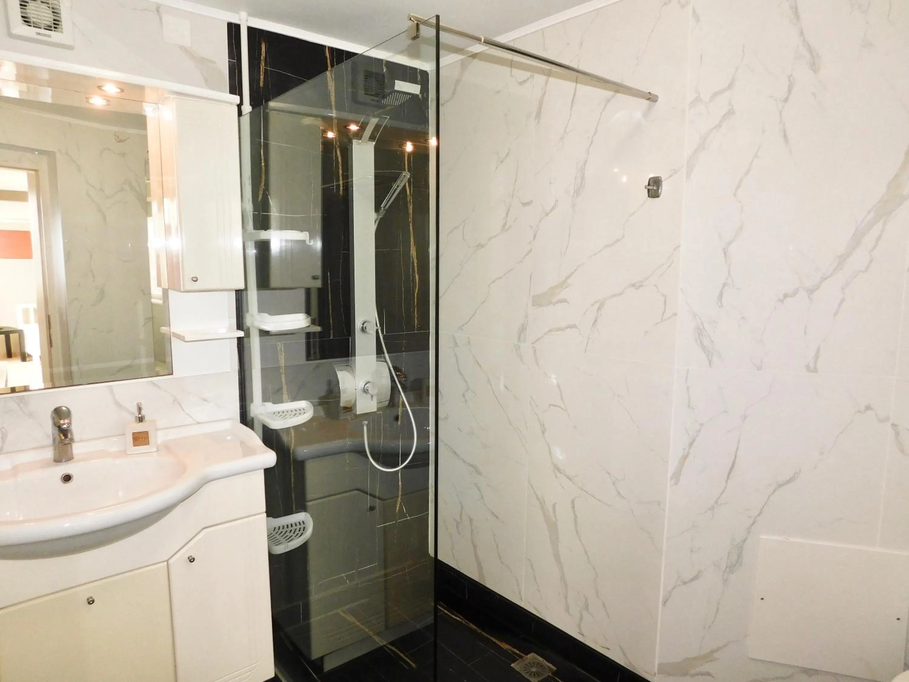 Shower in Elizabeth Suites