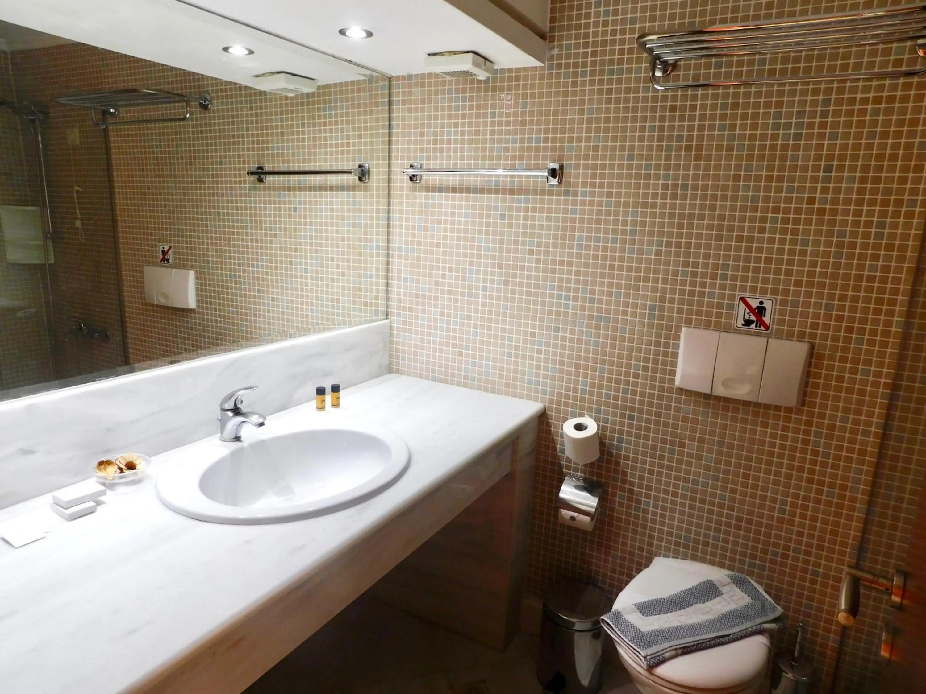 Toilet in Elizabeth Suites