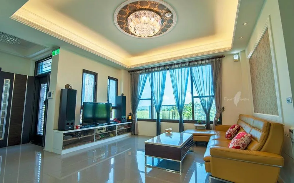 Communal lounge/ TV room in A bluegrass music