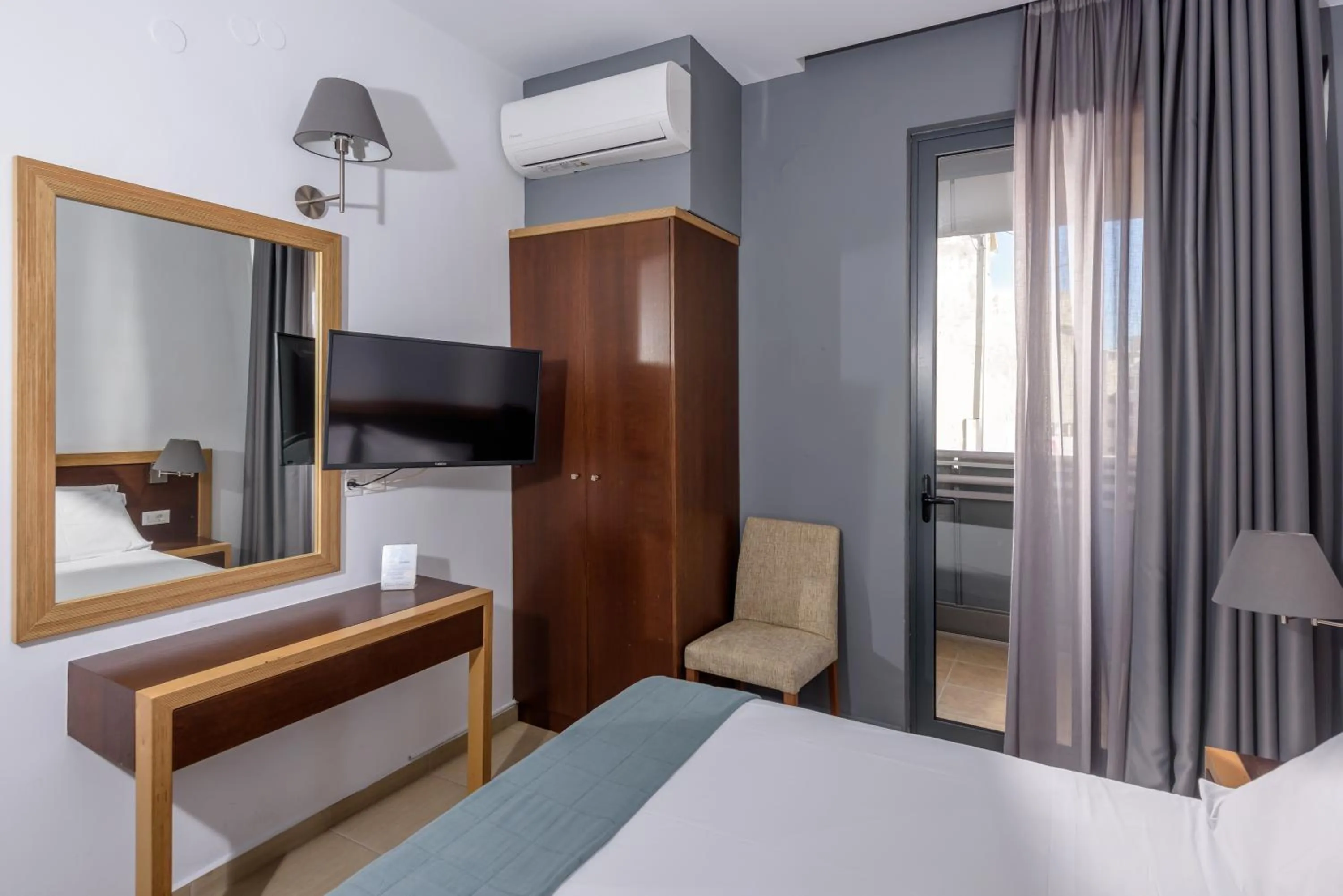 hair dresser, Bed in Iraklion Hotel