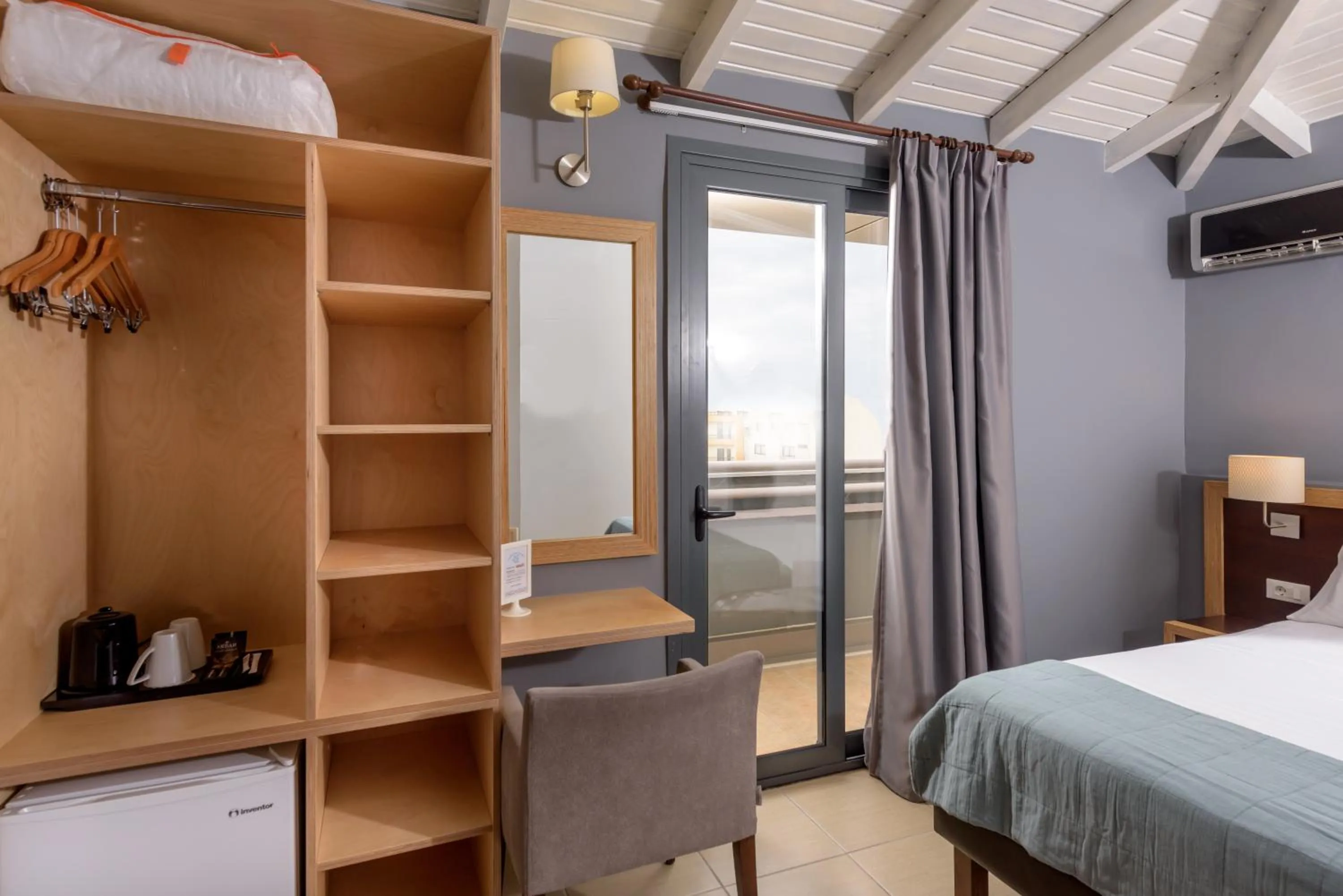 hair dresser, Bed in Iraklion Hotel