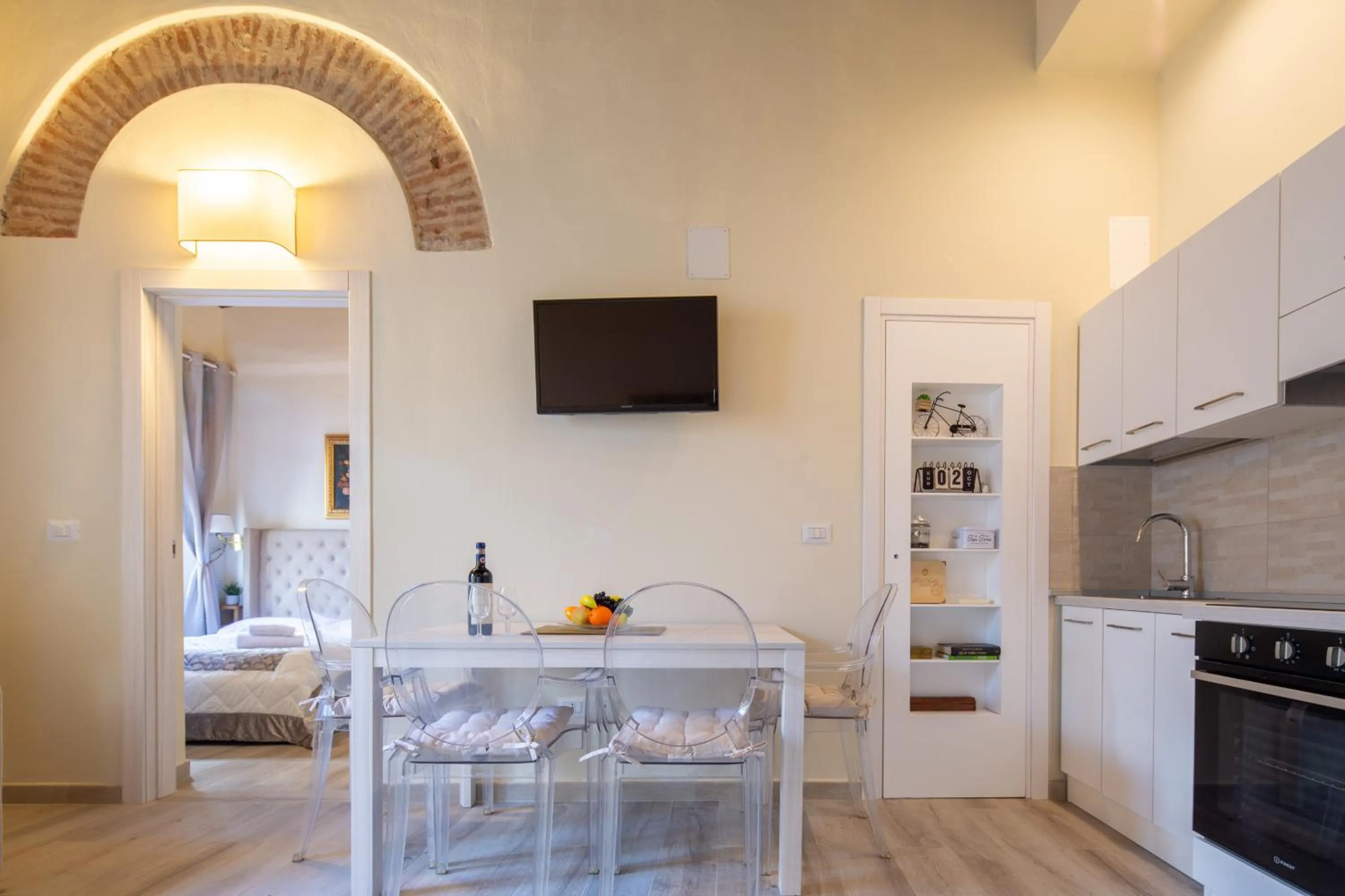 TV and multimedia, Bed in Duomo Apartments by Mmega
