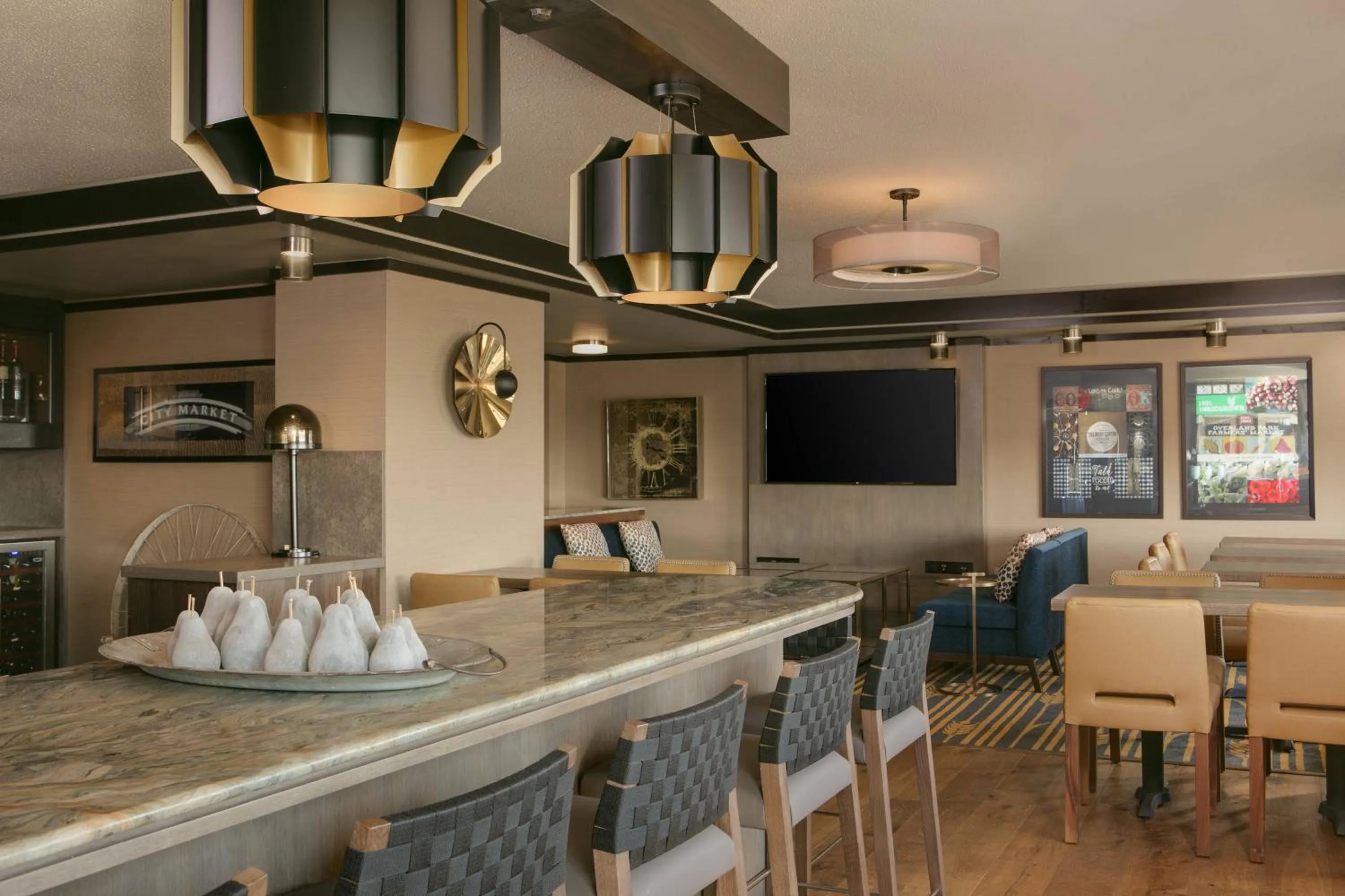 Lounge or bar in Sheraton Overland Park Hotel at the Convention Center