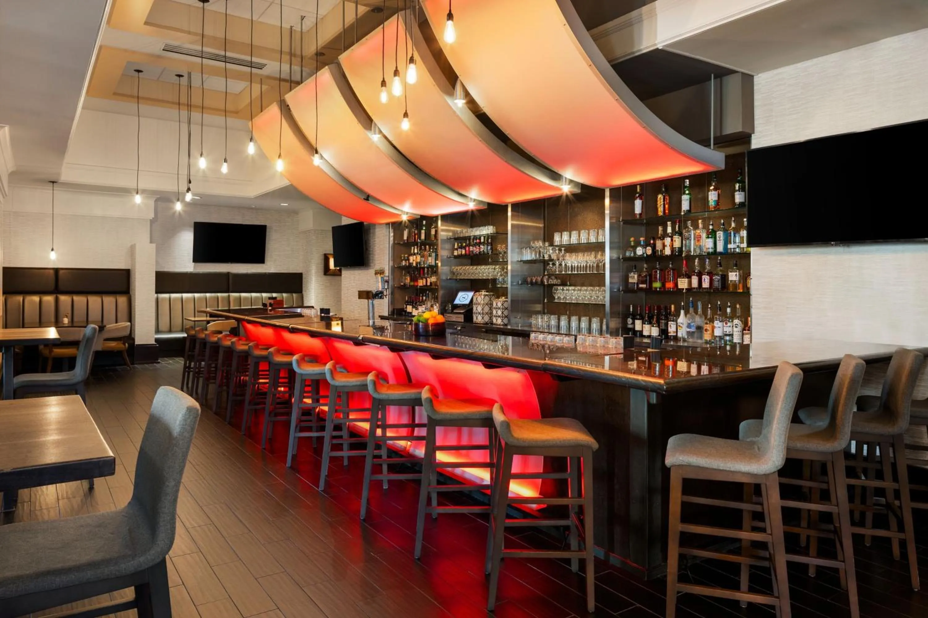 Lounge or bar in Sheraton Overland Park Hotel at the Convention Center