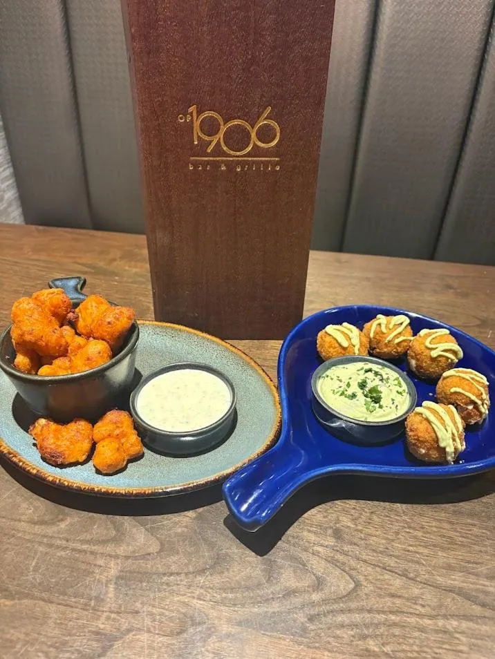 Restaurant/places to eat in Sheraton Overland Park Hotel at the Convention Center