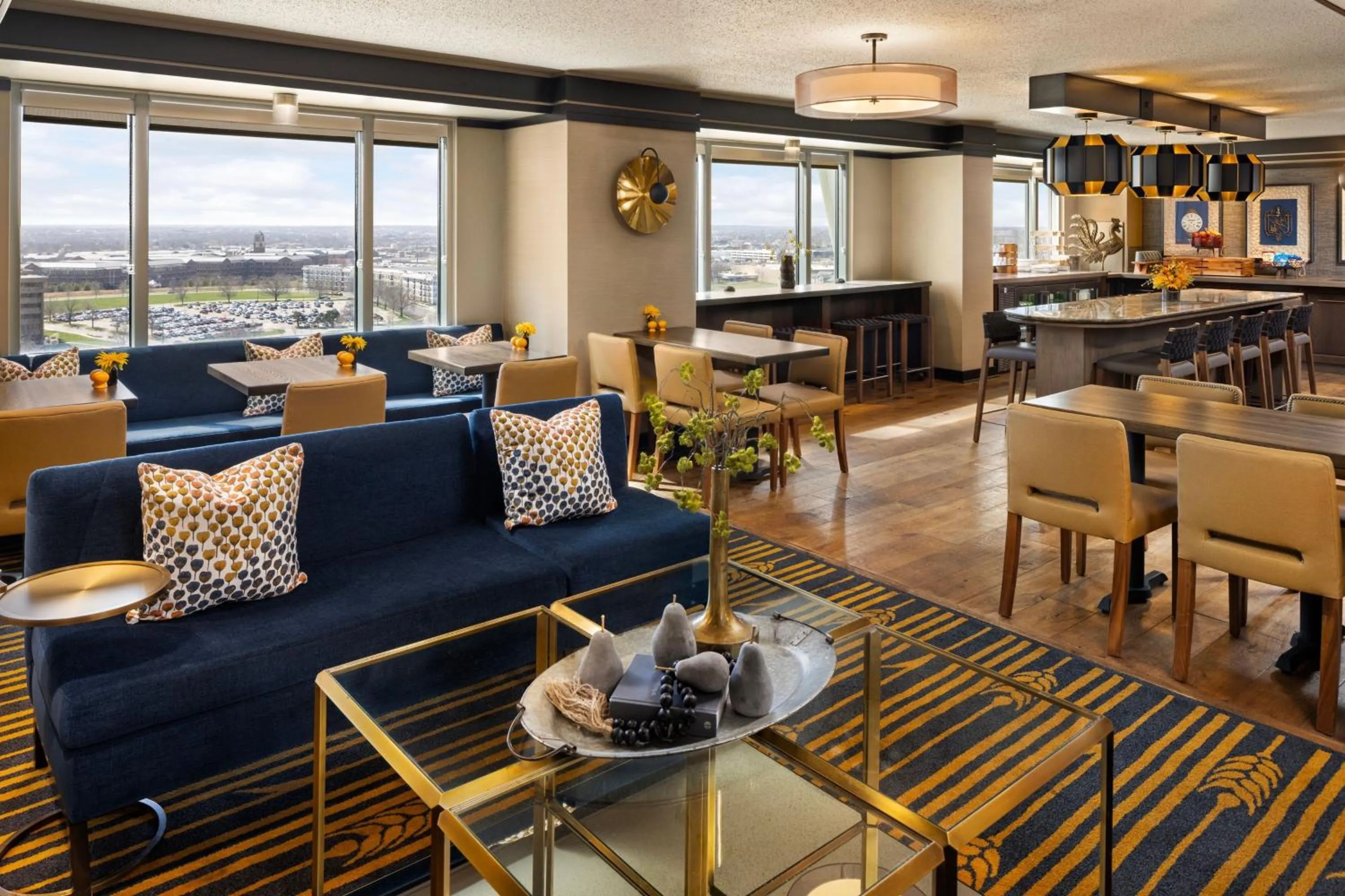 Lounge or bar in Sheraton Overland Park Hotel at the Convention Center