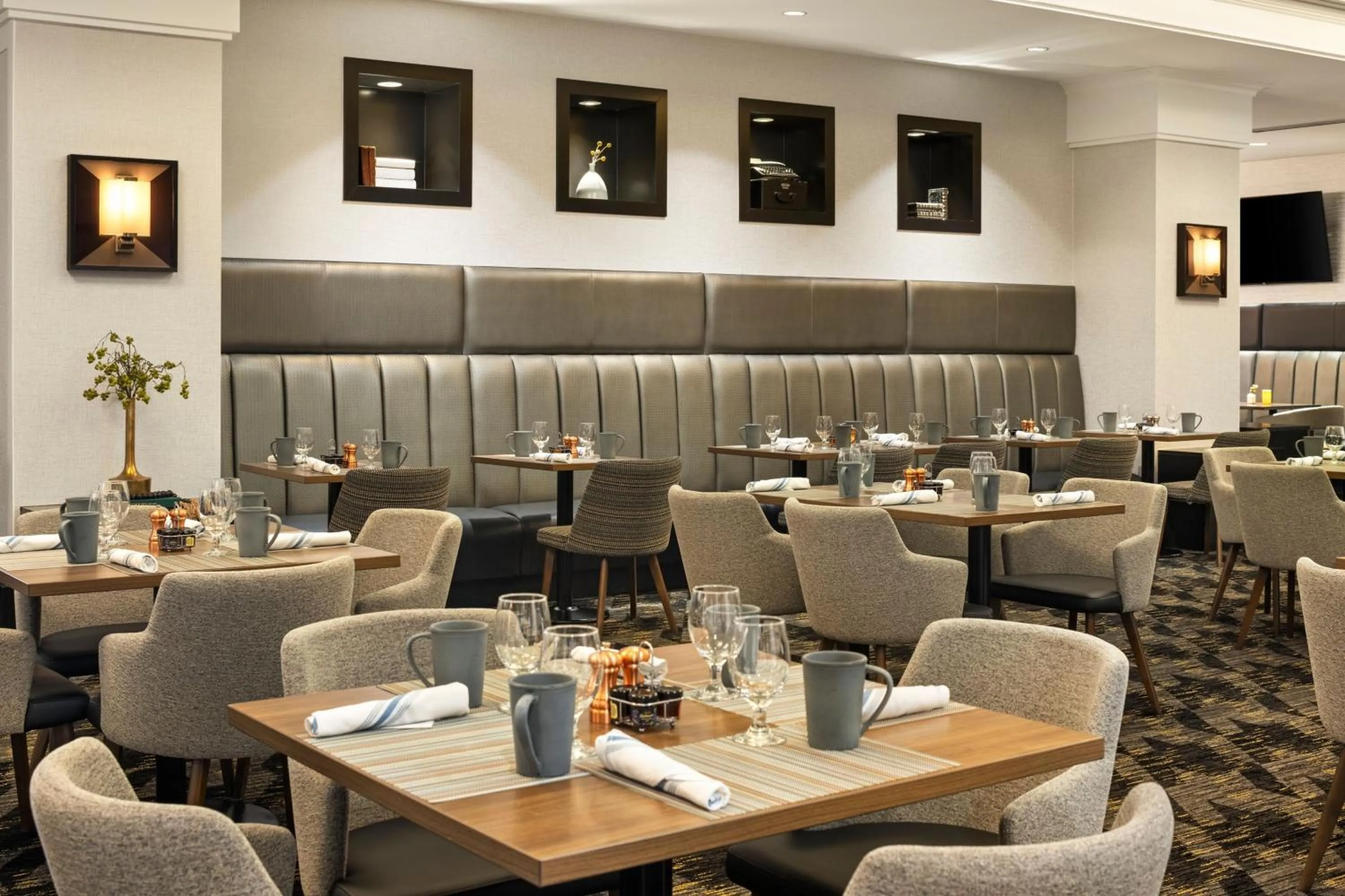 Restaurant/places to eat in Sheraton Overland Park Hotel at the Convention Center