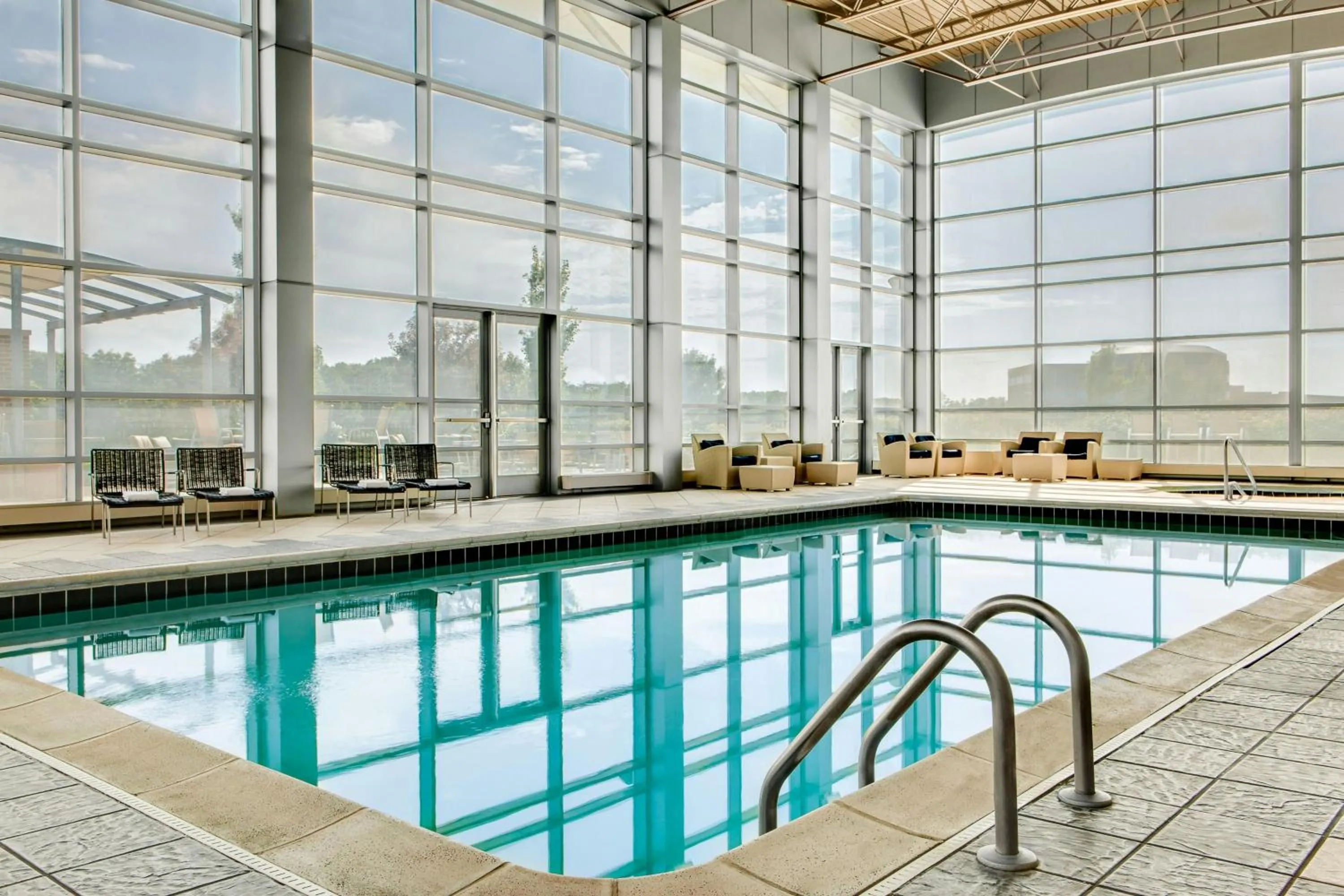 Swimming pool in Sheraton Overland Park Hotel at the Convention Center