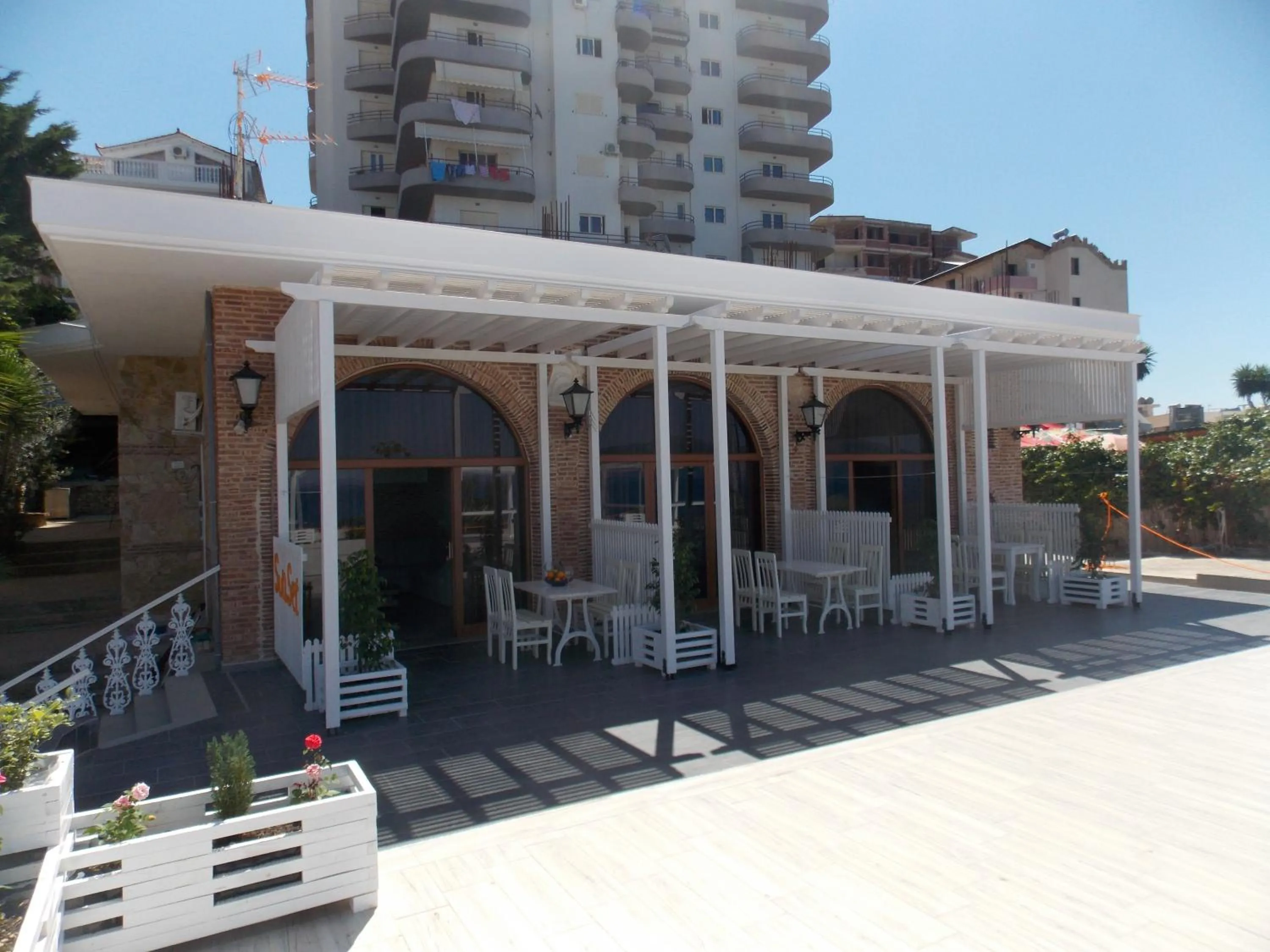 Facade/entrance in Sunset Suites