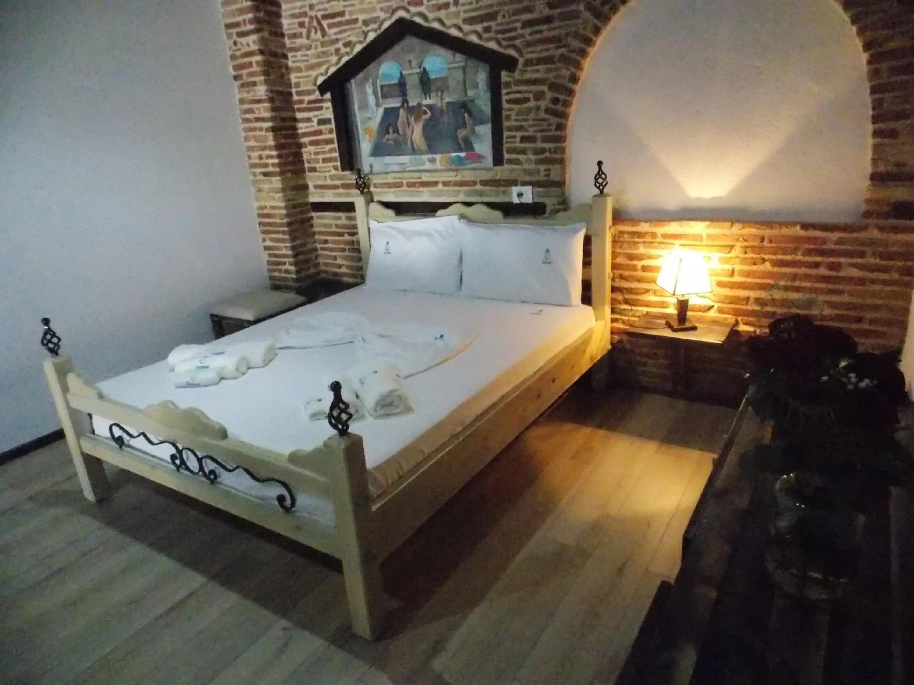 Bedroom, Bed in Sunset Suites