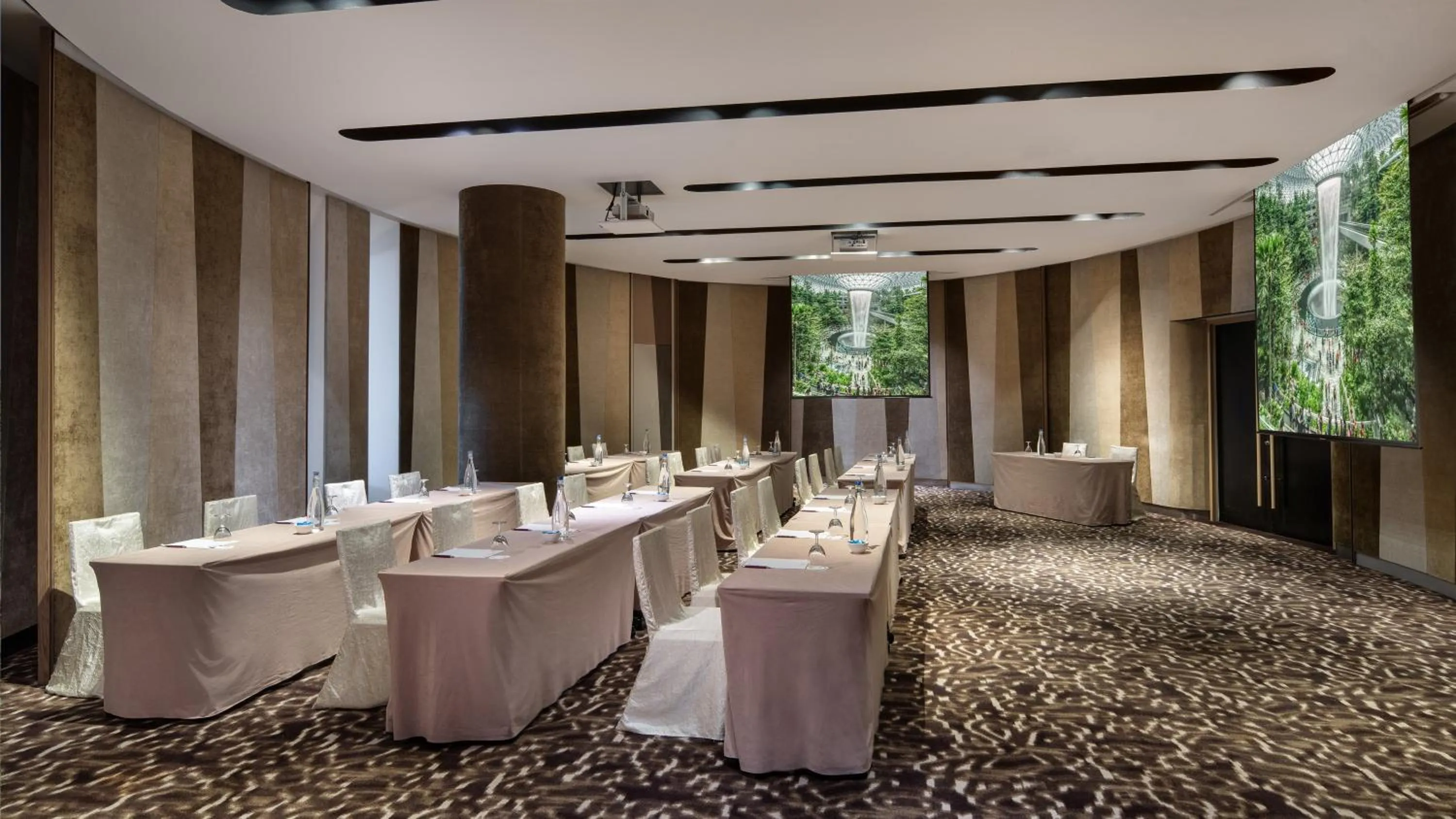 Meeting/conference room in Crowne Plaza Changi Airport by IHG