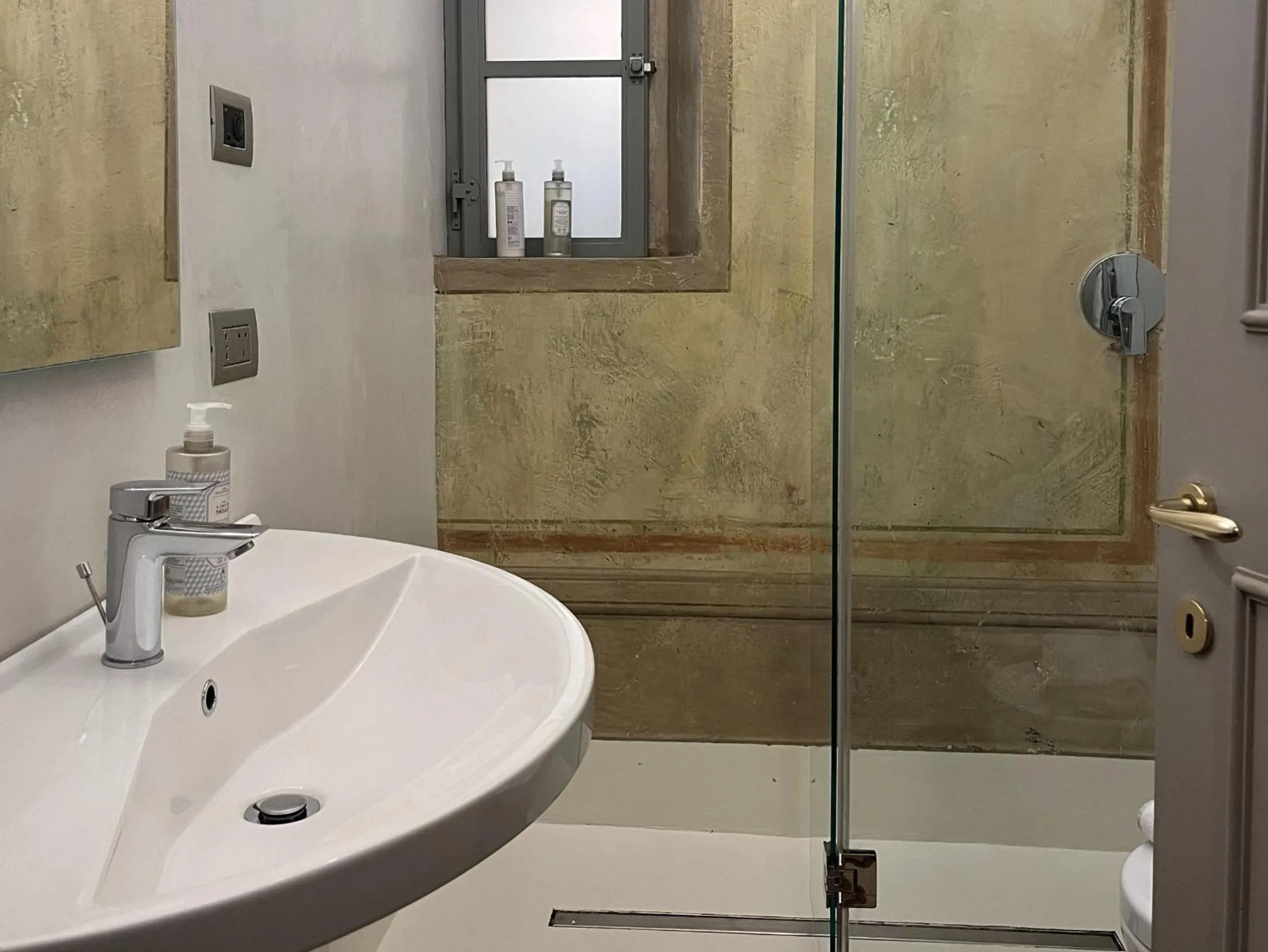 Shower in Numa Florence Palazzo San Niccolò