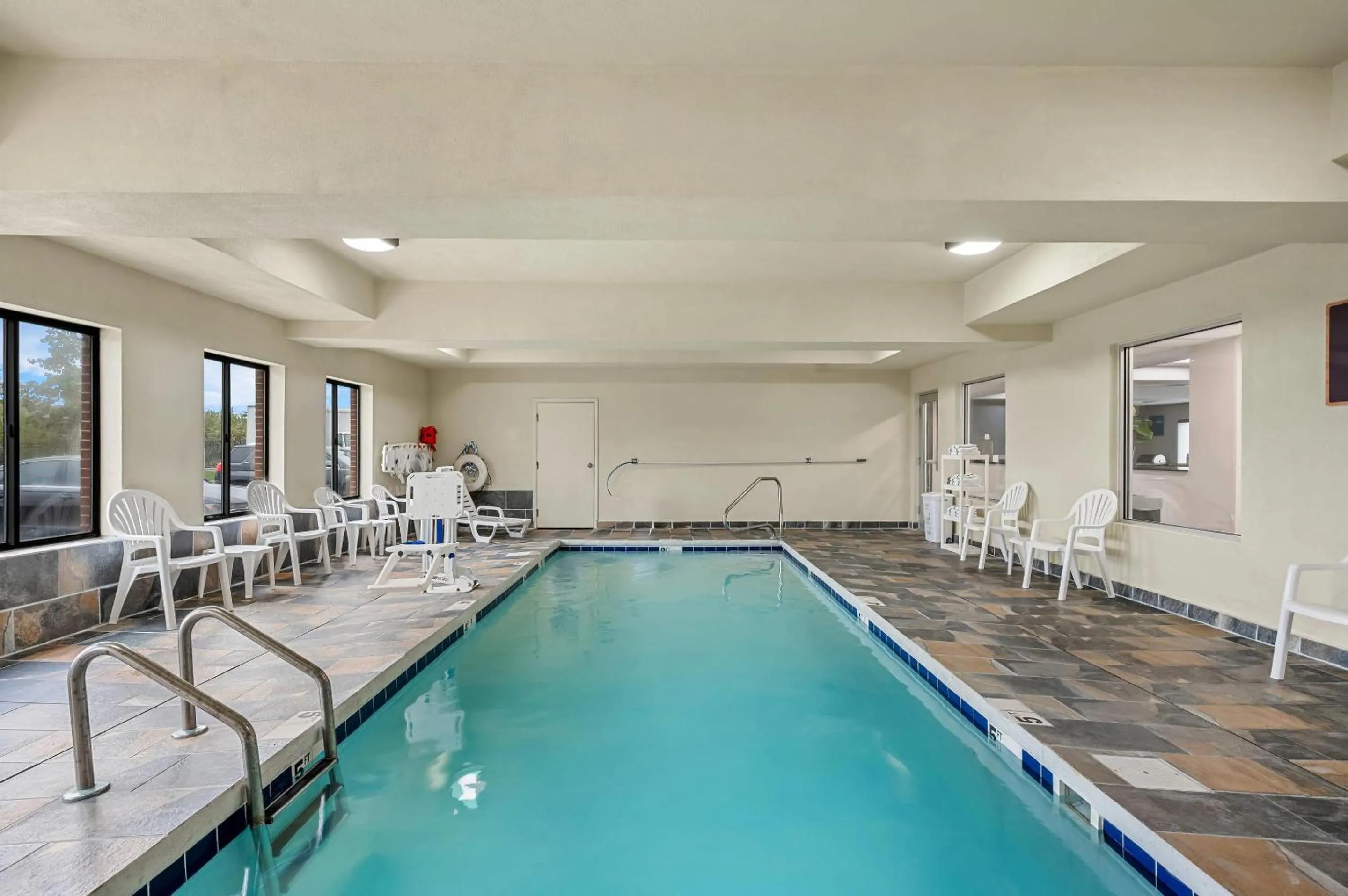 Swimming pool in Comfort Inn Indianapolis East