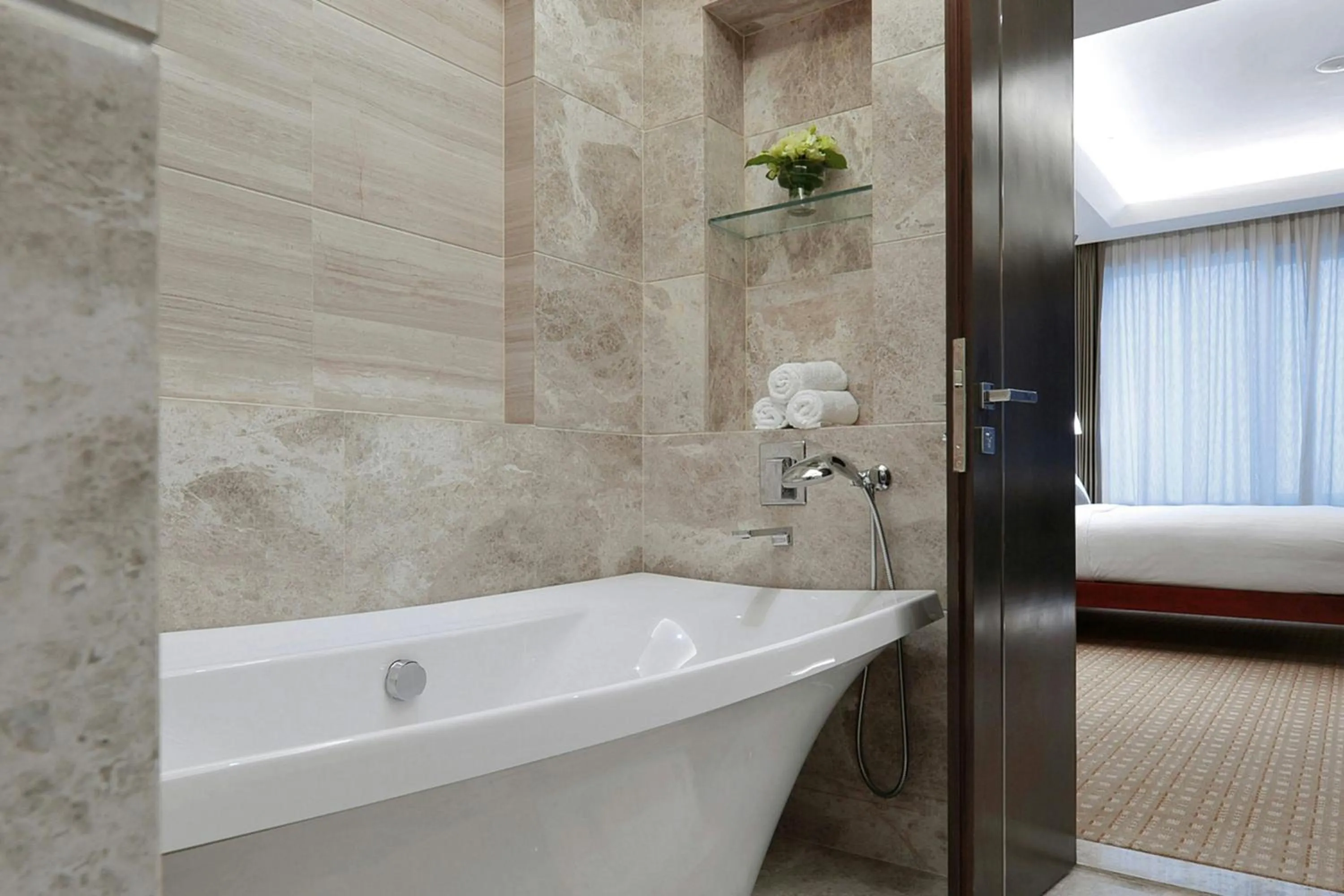 Bathroom, Bed in Singapore Marriott Tang Plaza Hotel