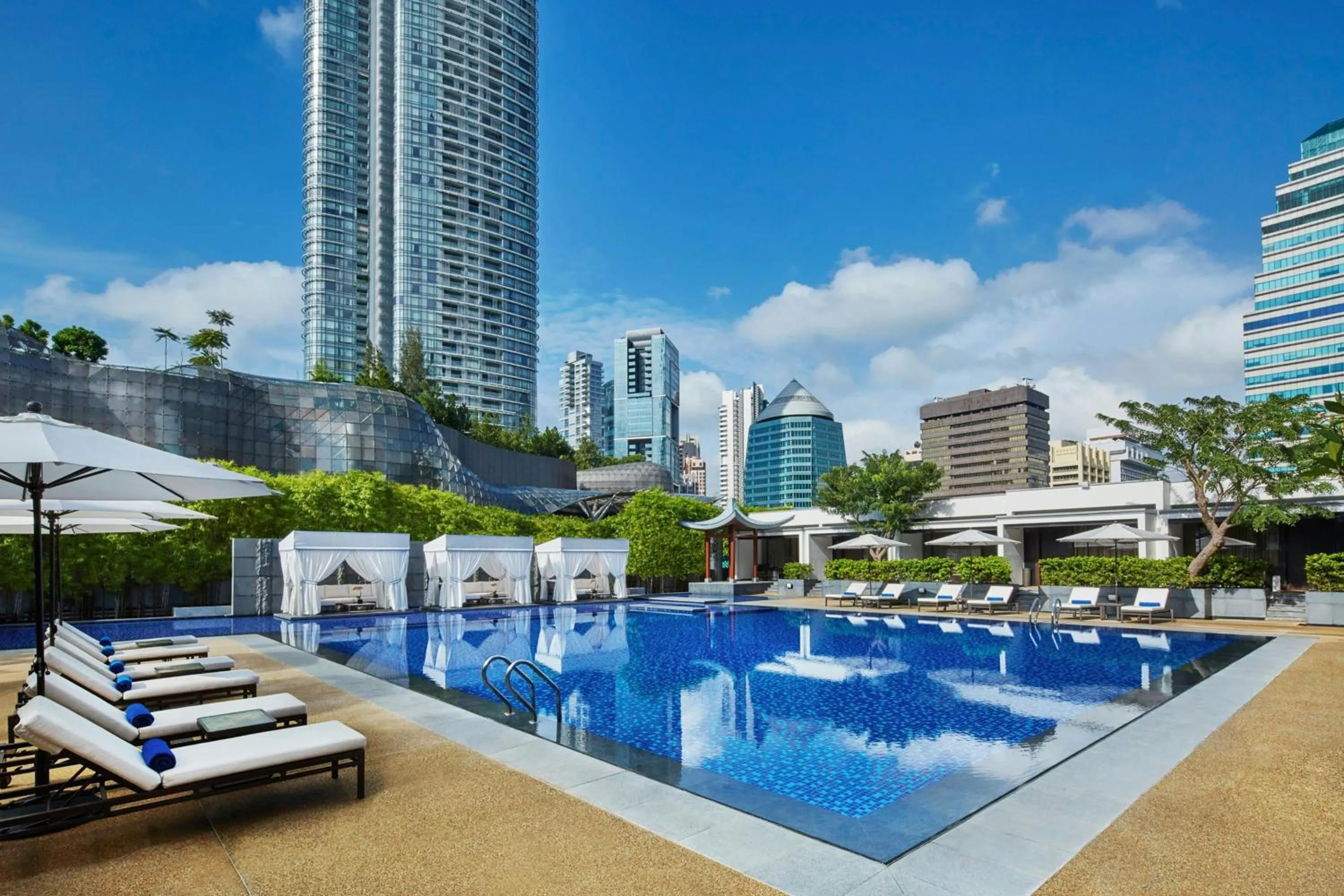 Swimming pool in Singapore Marriott Tang Plaza Hotel