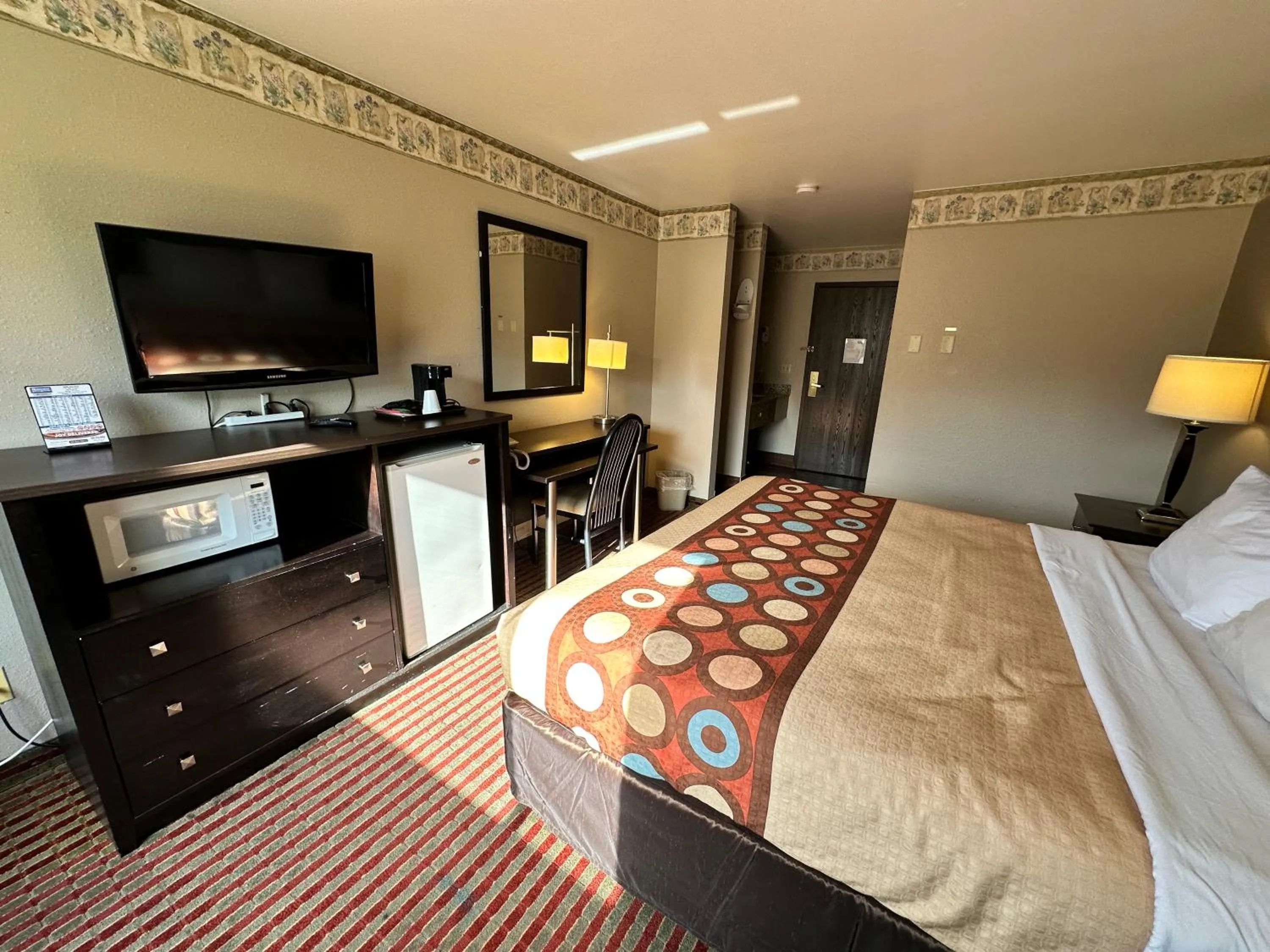 Bed in Rodeway Inn & Suites Madison East