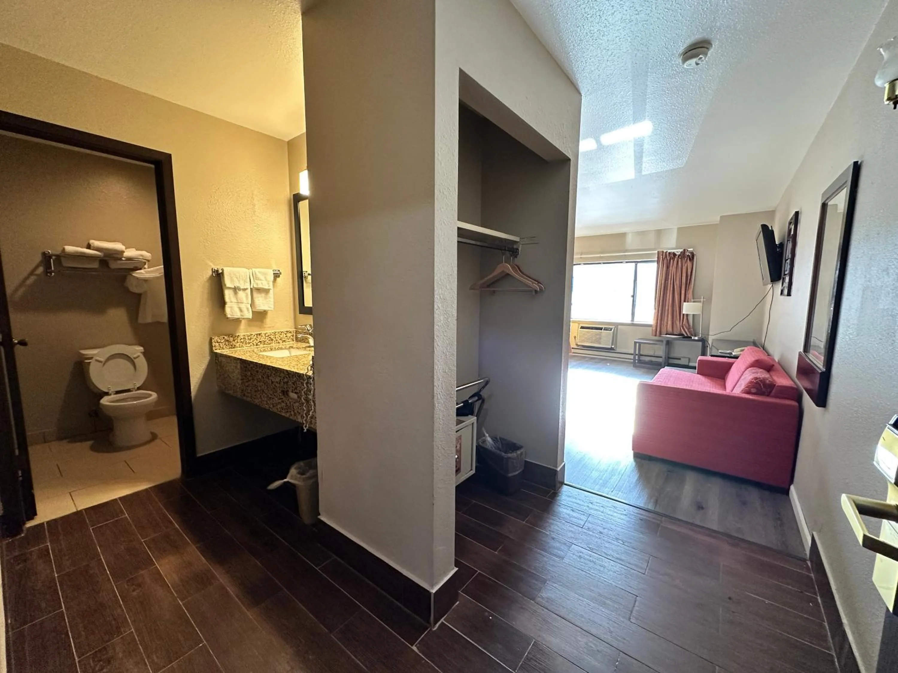 Bathroom, Bed in Rodeway Inn & Suites Madison East
