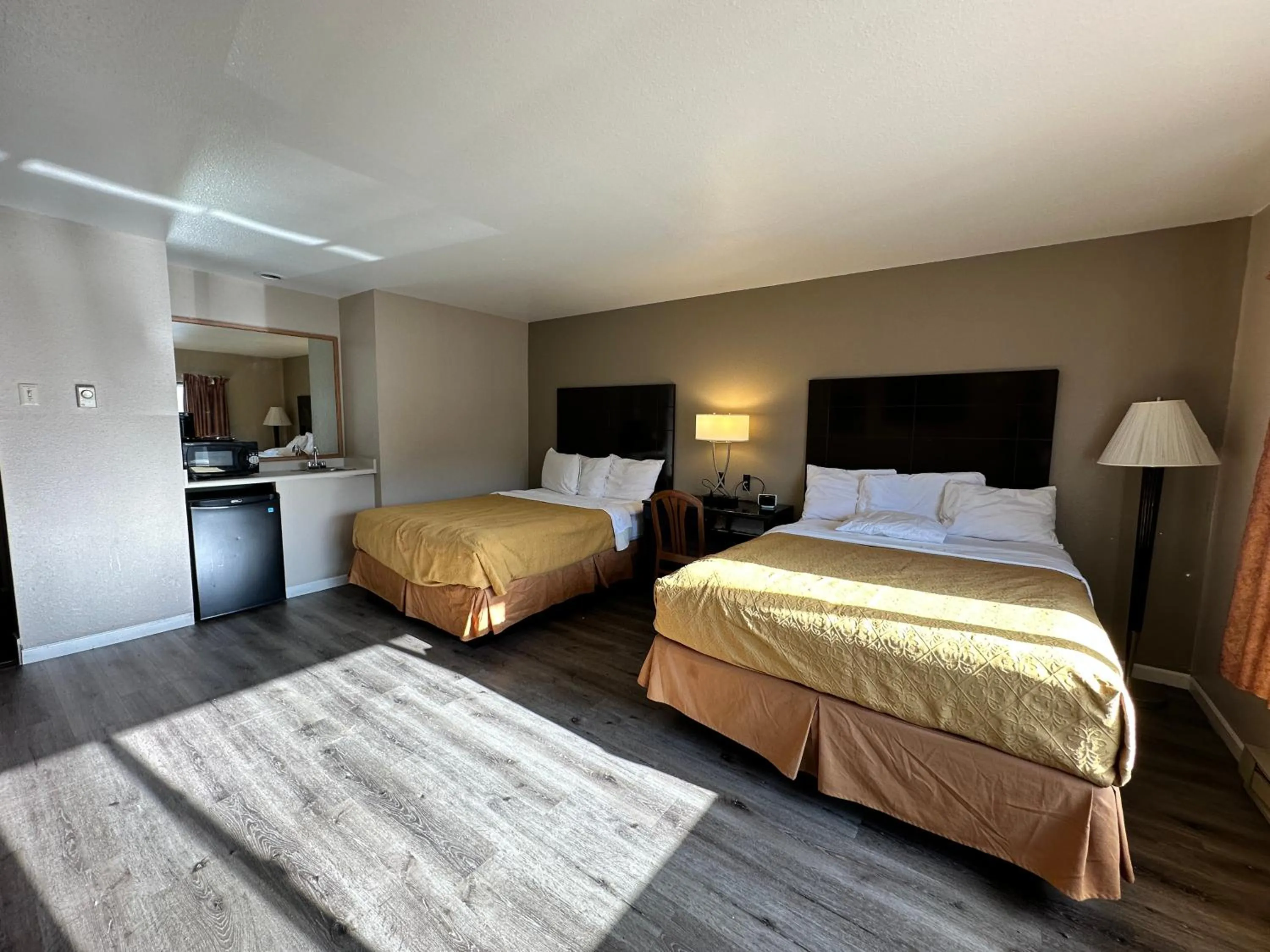 Bedroom, Bed in Rodeway Inn & Suites Madison East