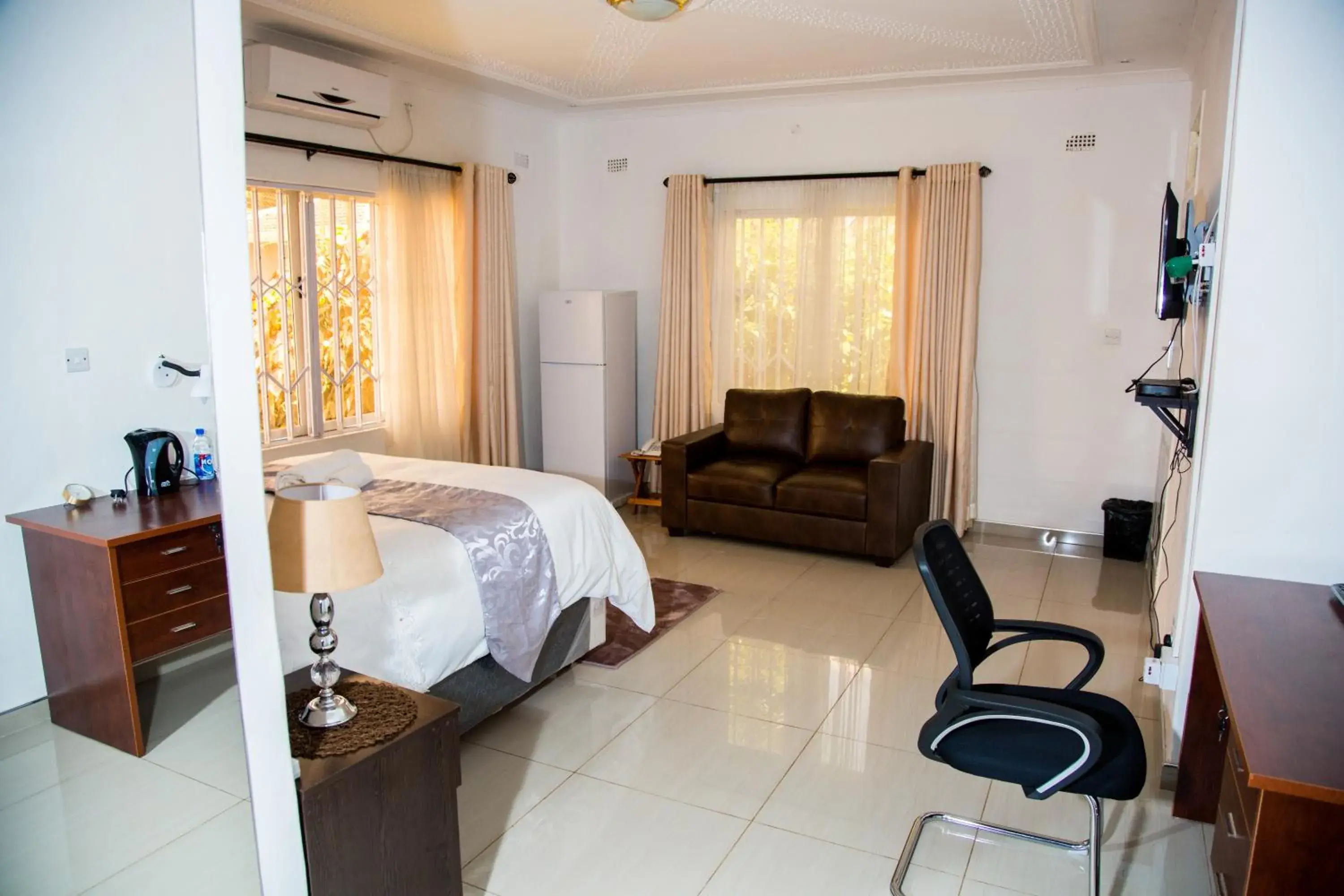 Deluxe Double Room (2 Adults + 1 Child) - single occupancy in Mt Pleasant Bed and Breakfast Ltd Deluxe Double Room (2 Adults + 1 Child) - single occupancy in Mt Pleasant Bed and Breakfast Ltd