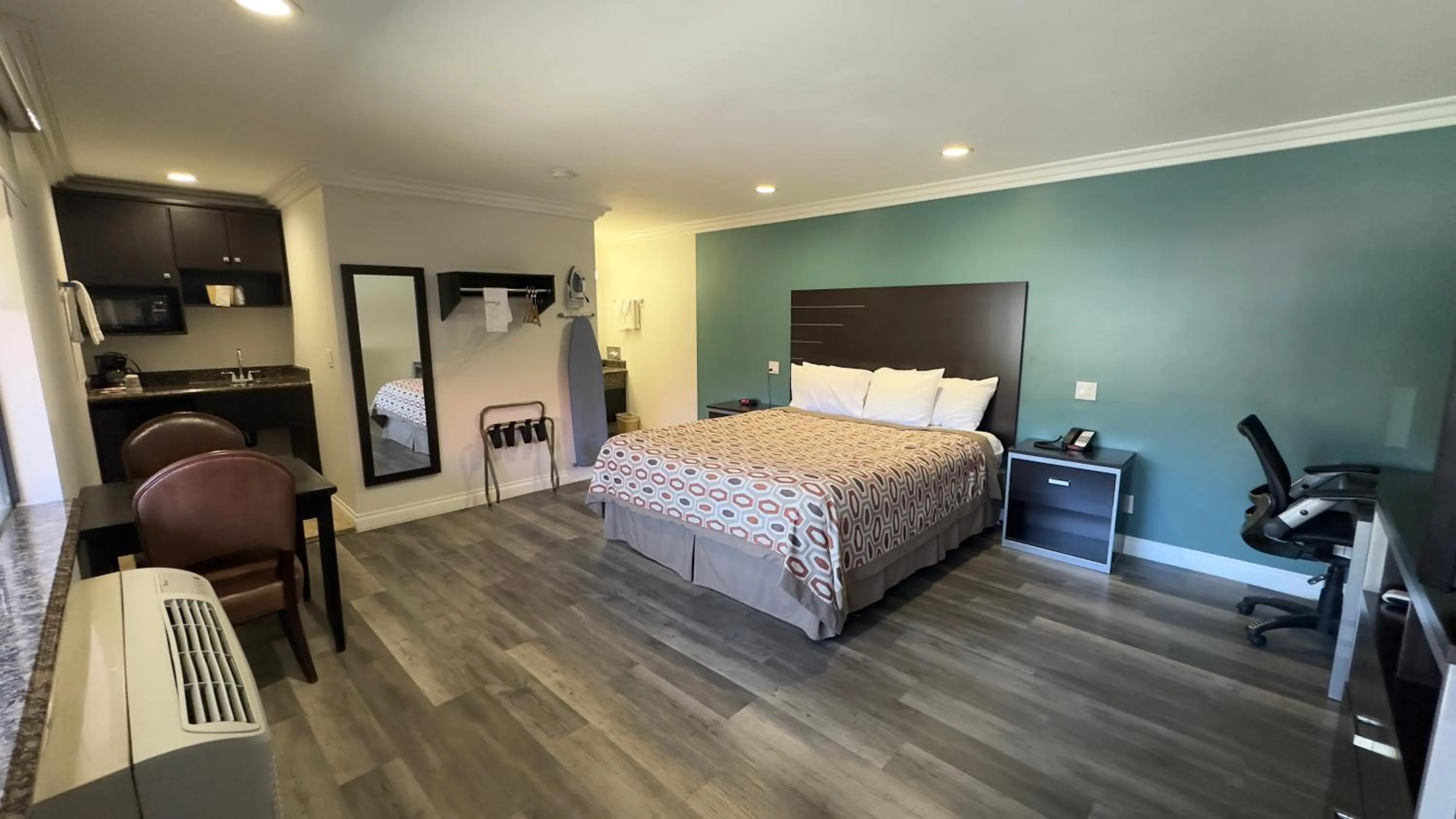 Bed in Garden Inn and Suites Glendora