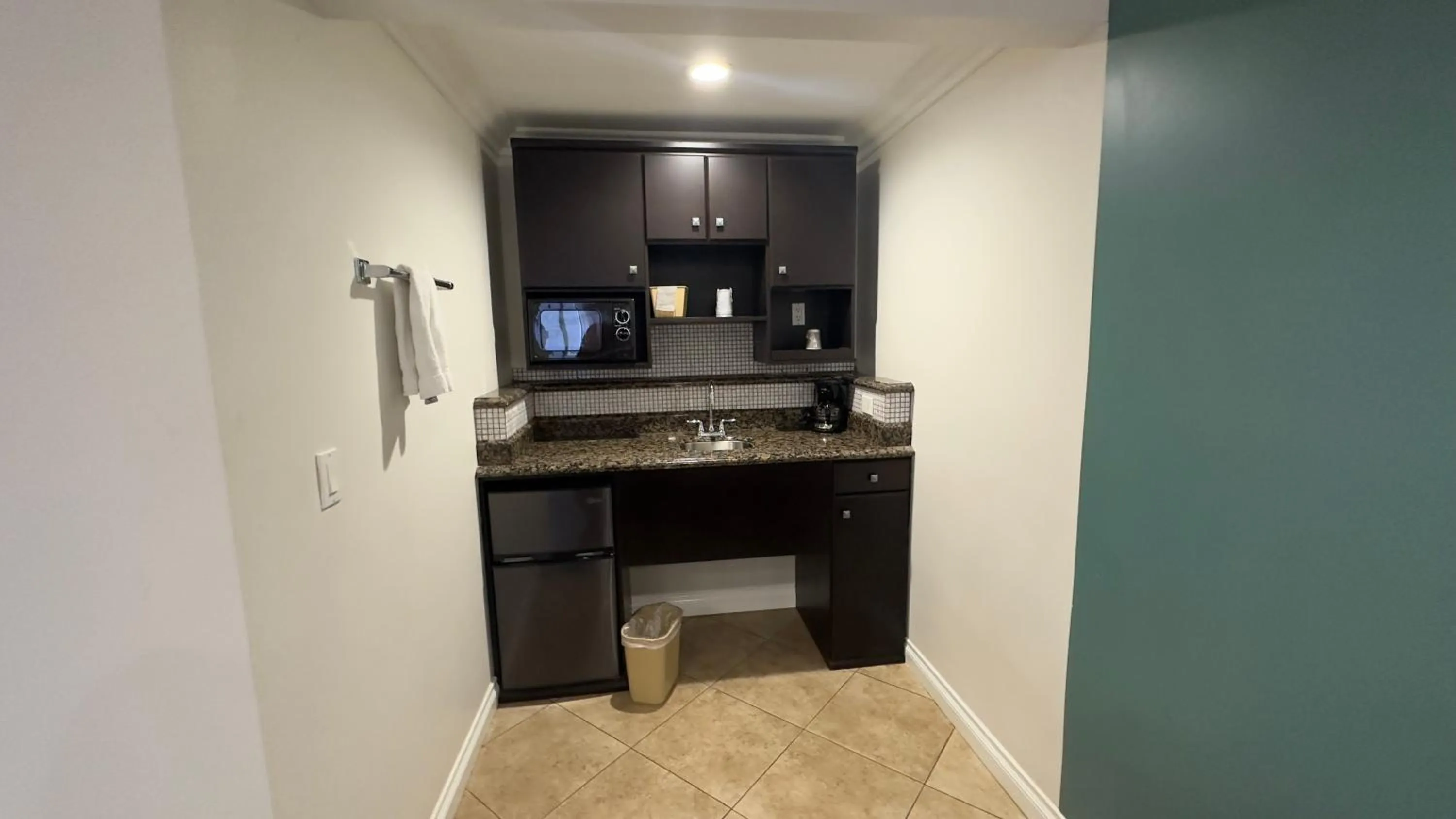 Coffee/tea facilities in Garden Inn and Suites Glendora