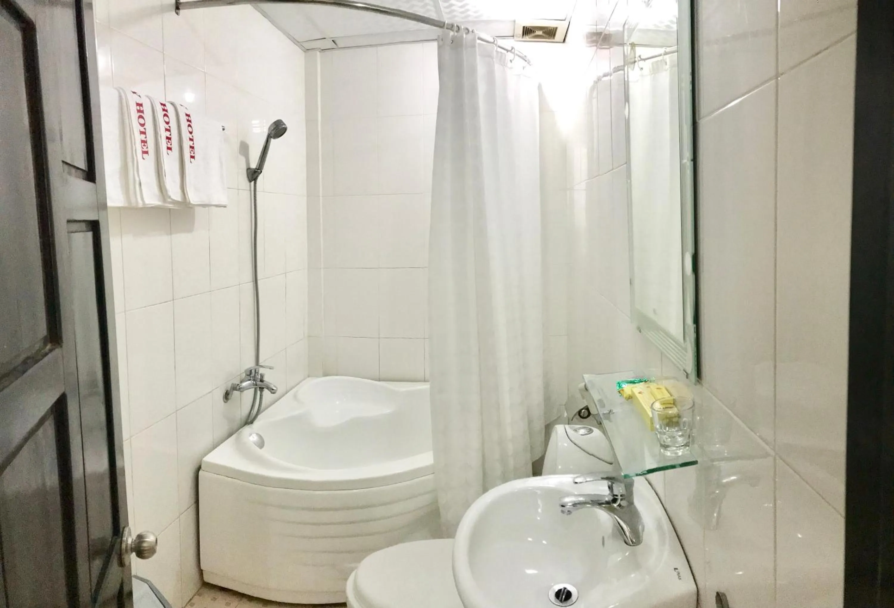 Shower in Canary Hotel Hue