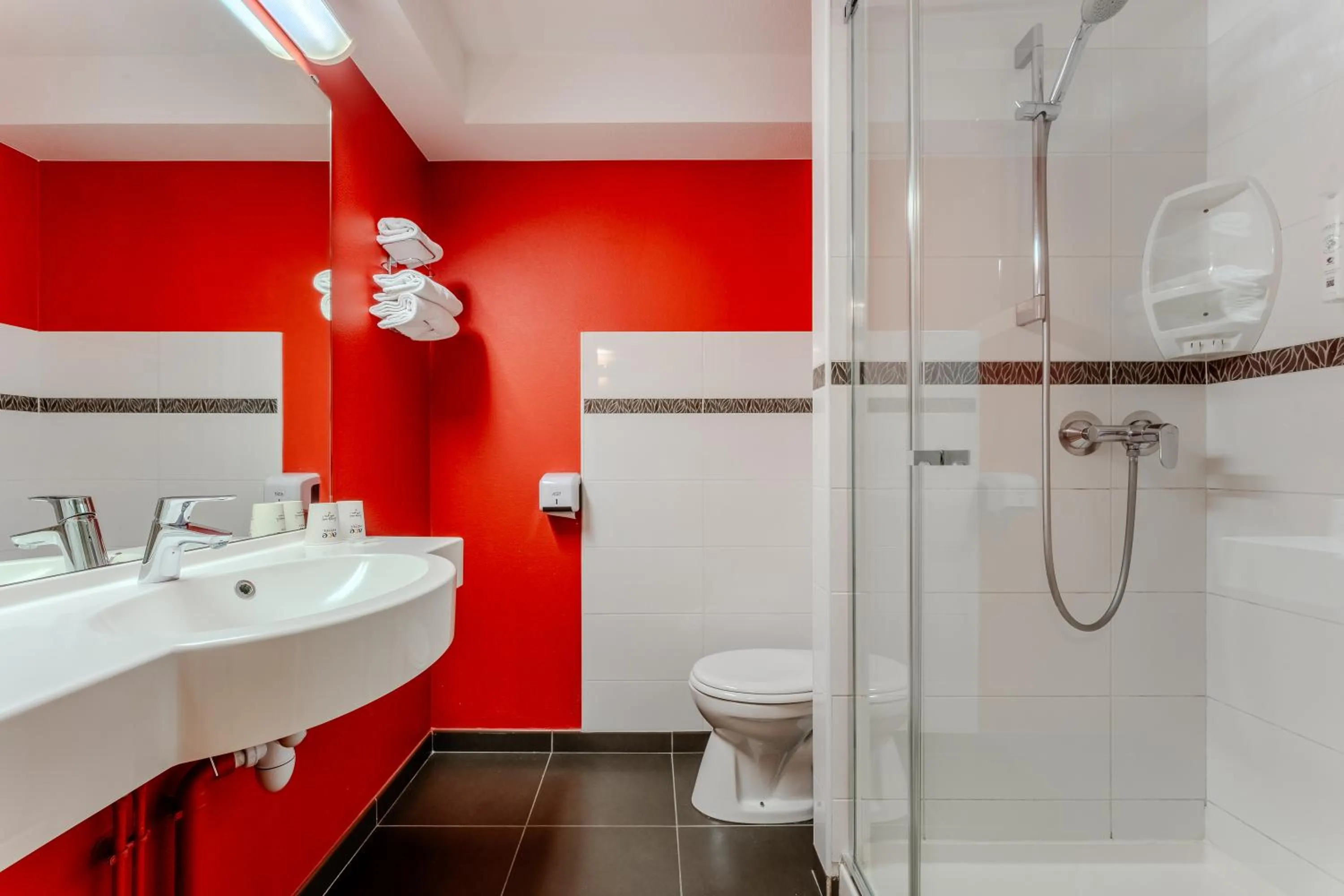 Shower in Ace Hotel Bordeaux Cestas