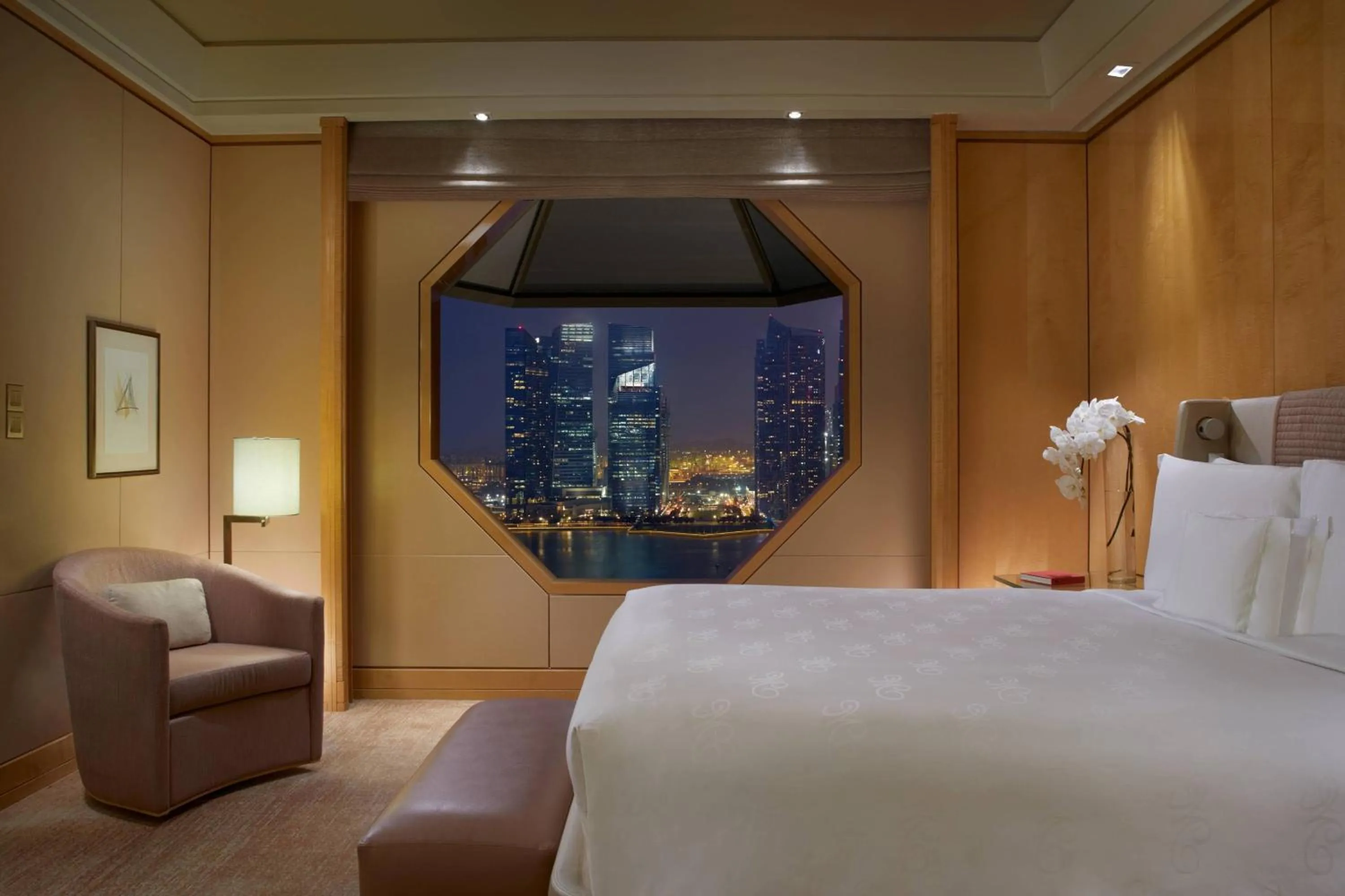 Lounge or bar, Bed in The Ritz-Carlton, Millenia Singapore