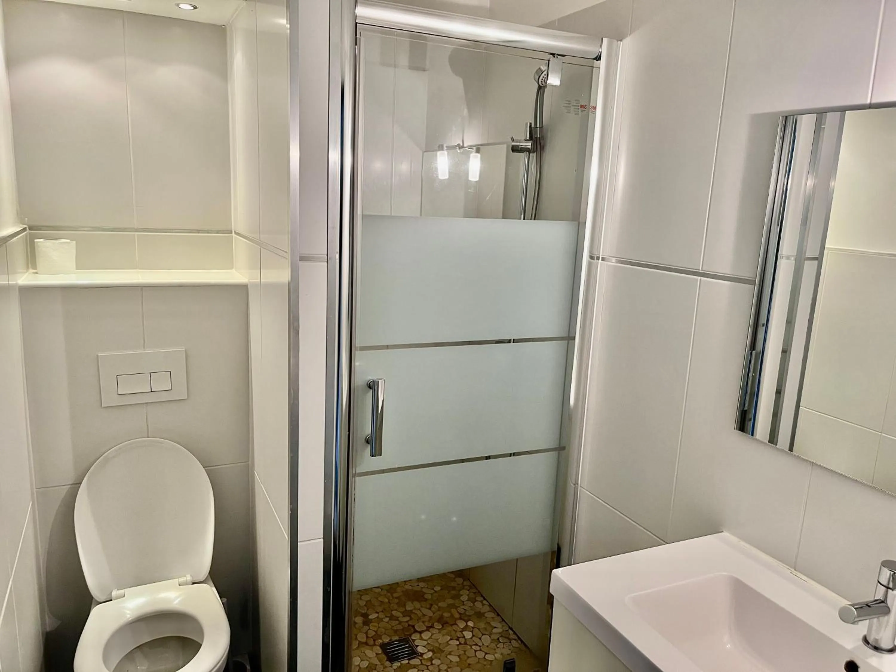 Shower in Hôtel L'Eau Des Collines