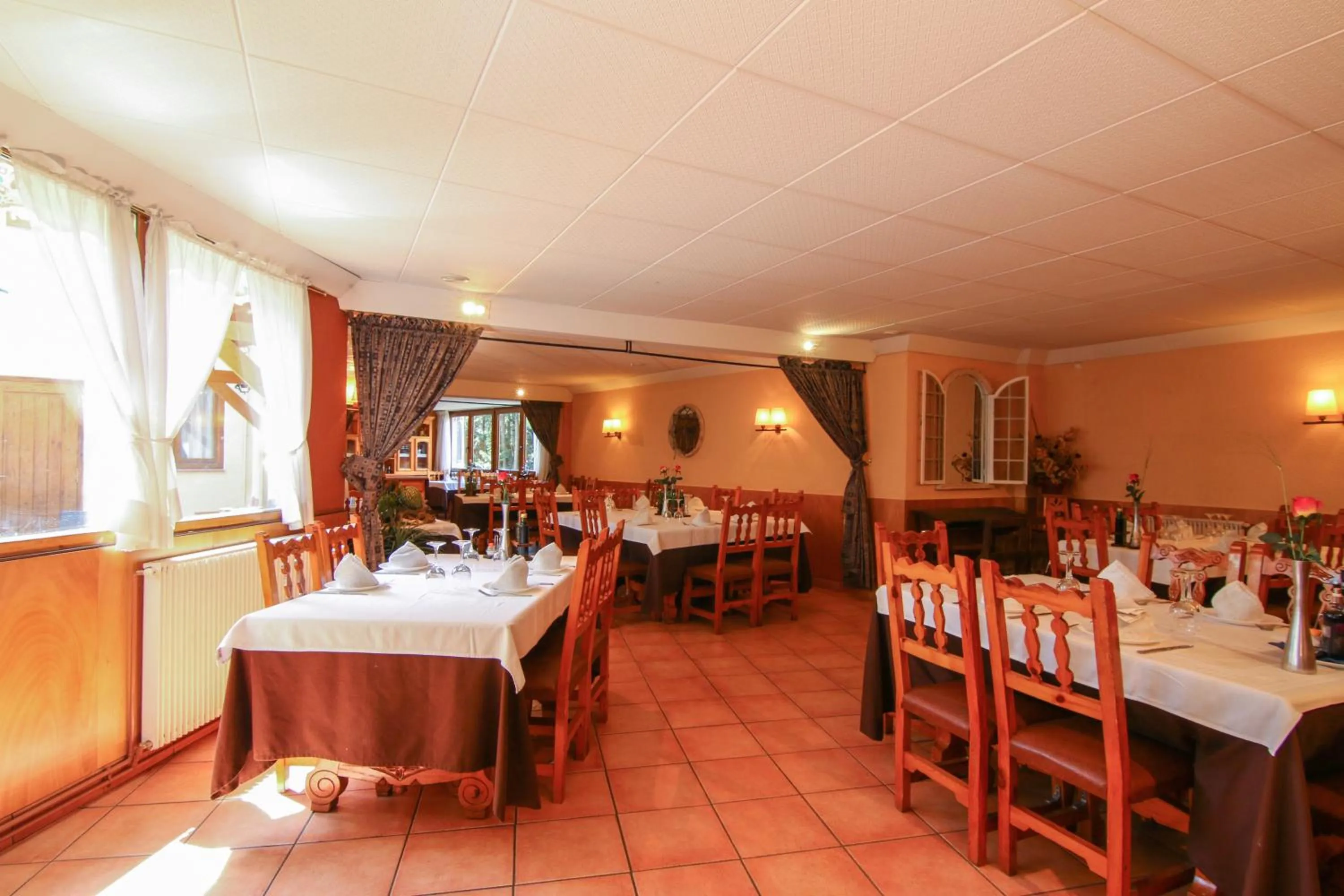 Restaurant/places to eat in Roch Hotel