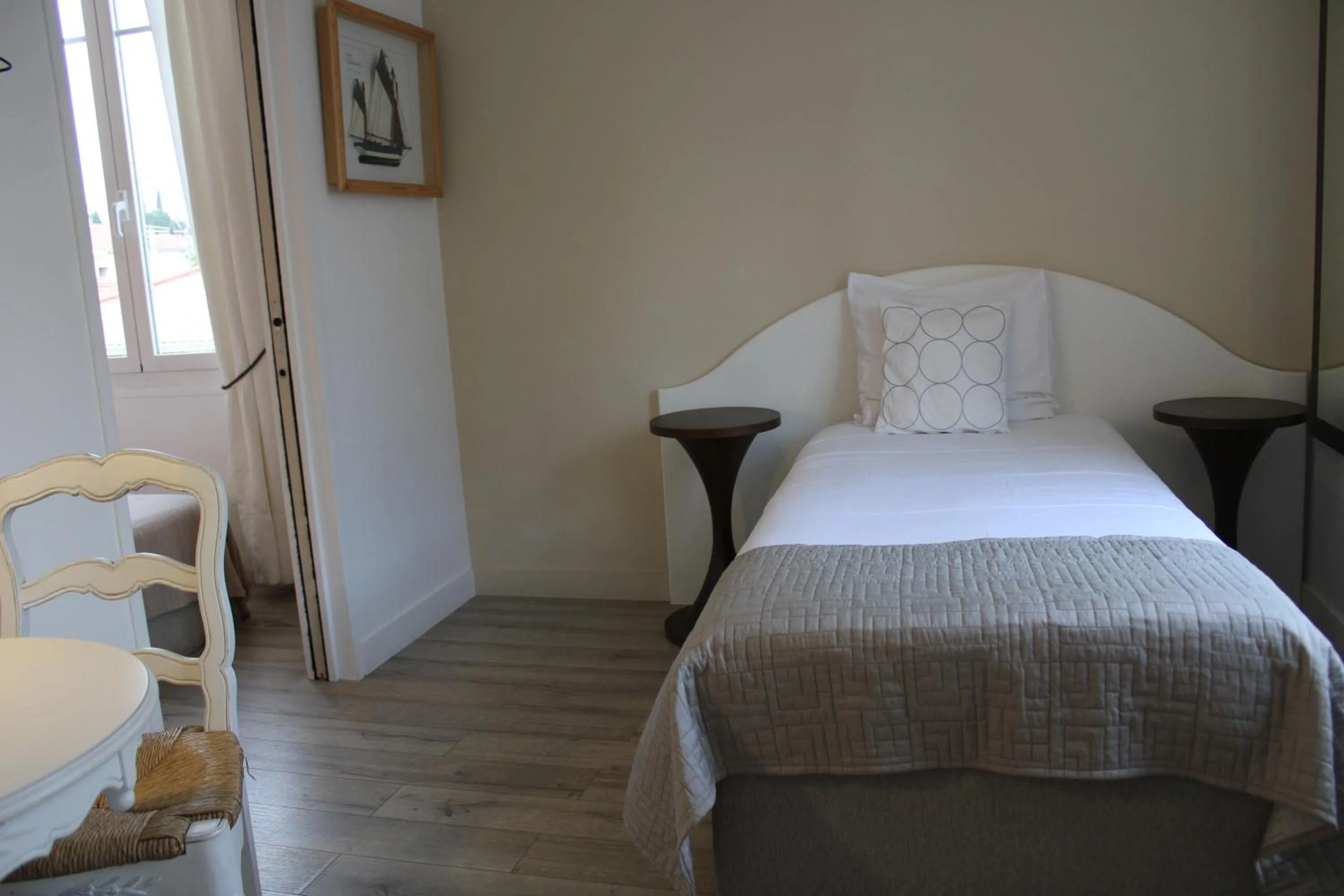 Photo of the whole room, Bed in Hôtel La Villa des Oliviers